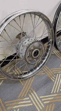 سلام عليكم ويلات فافون انيرجي ثنينهن امامي نضاف واحد عوز سيم (سعره 40)والفضيات امامي  انتنس والخلفي نامه بلاد مديل 22 مصفايات كاملات جيب وشد (سعره 45) مكان ناصريه السكان الصناعي (***********)
