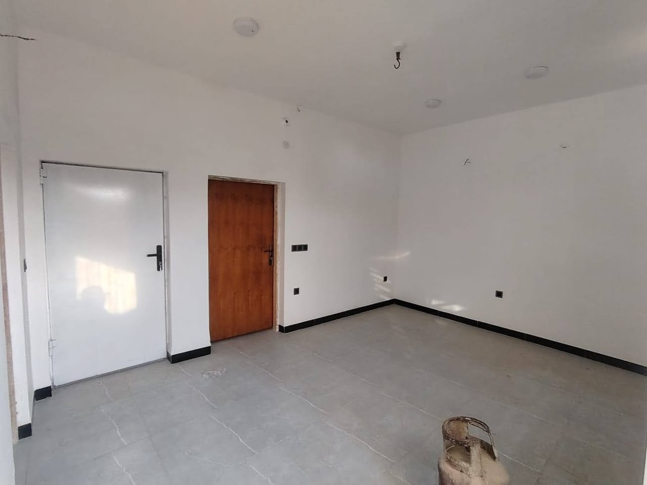 البيت للبيع طابو صرف 98 متر مربع طابقين بناء جديد حي العسكري شارع 30 قرب ابو حازم ابو الانشائيه سعر على الاتصال ***********
