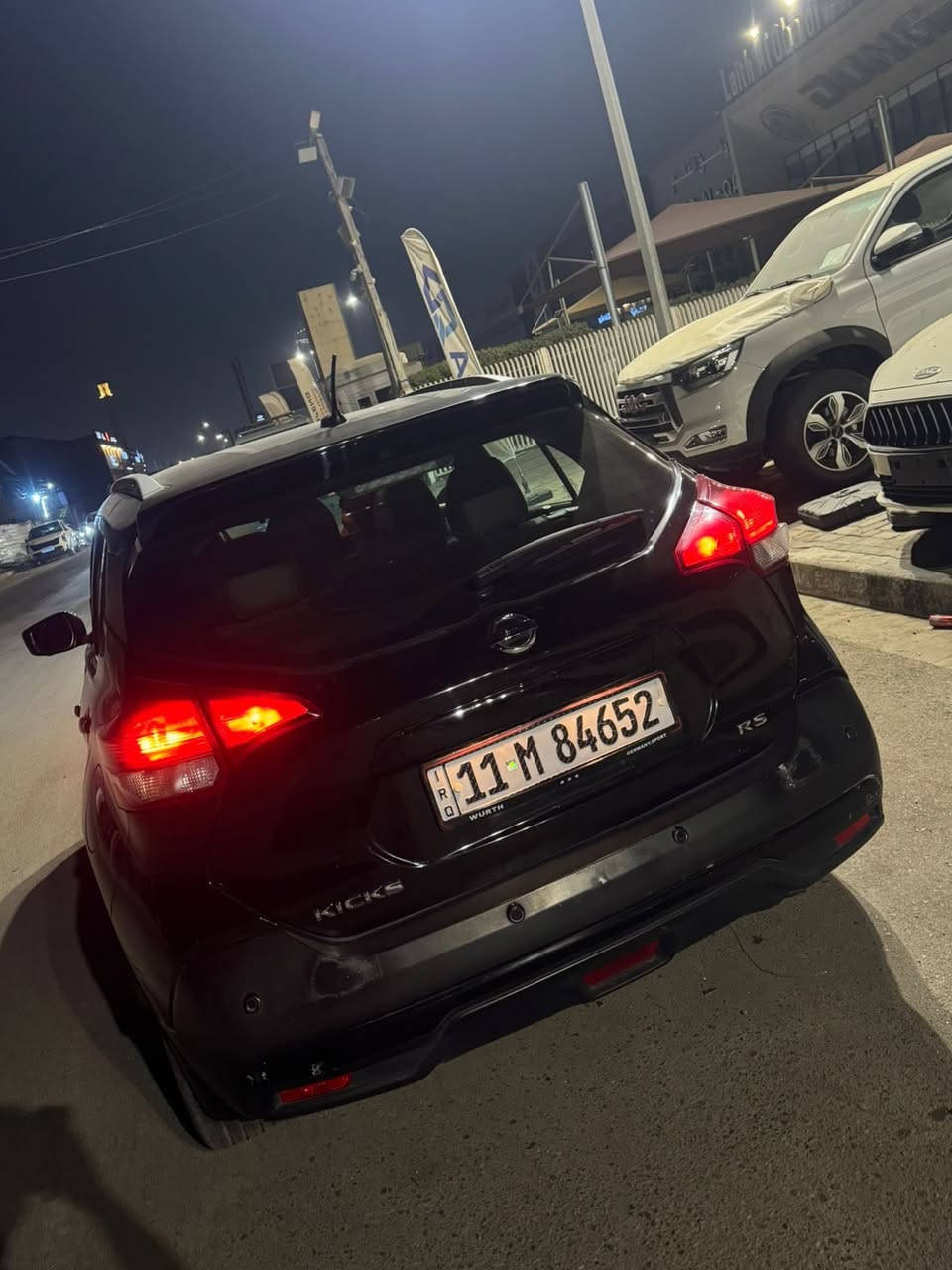 نيسان كيكس موديل 2020 فول من عده الفتحه مال الصقف 
السياره بأسمي وتحويل ثاني يوم  
وما بيه ايي نقص 
الموصفات بصمه تشغل عن بعد كامرات 360 درجه
وبعد هواي موصفات بيه 
ضرر حلو خلفي البجم كبس والسونر هم ناشره 
مكاني بغداد 
السعر رقم 1 رد تلقائي
رقم راعيها
***********
