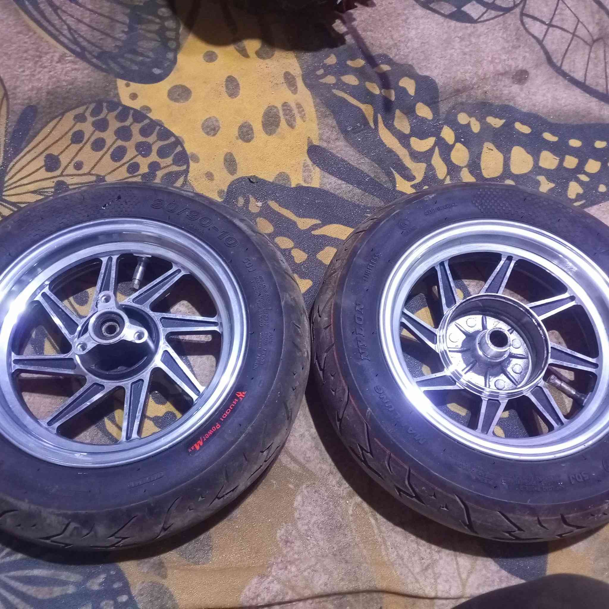 مكينه ماكس سعر 100
دبل سعر 10
شيال 10
كزوز رياضي  40
وياله سعر 50

مكان بصره جزيره
***********
