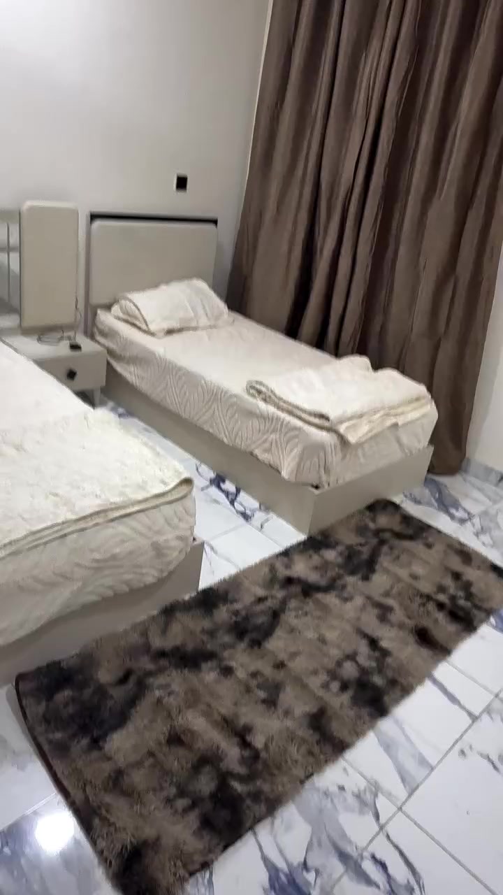 شقه لل ايجار مساحة 80 متر في الكرادة قرب ساحة كهرمانة فرع مستشفى الماس الاهلي بناية الشيد 5 طابق ارضي
كراج تحت الارض وسكيرتي وخدمات نفايات 
صاله وغرفتين نوم وحمام ومطبخ 
مؤثثه بل كامل  
3 اشهر مقدم معى تأمينات 
عقد 6 اشهر او سنوي
ثريات وسبالت
***********
