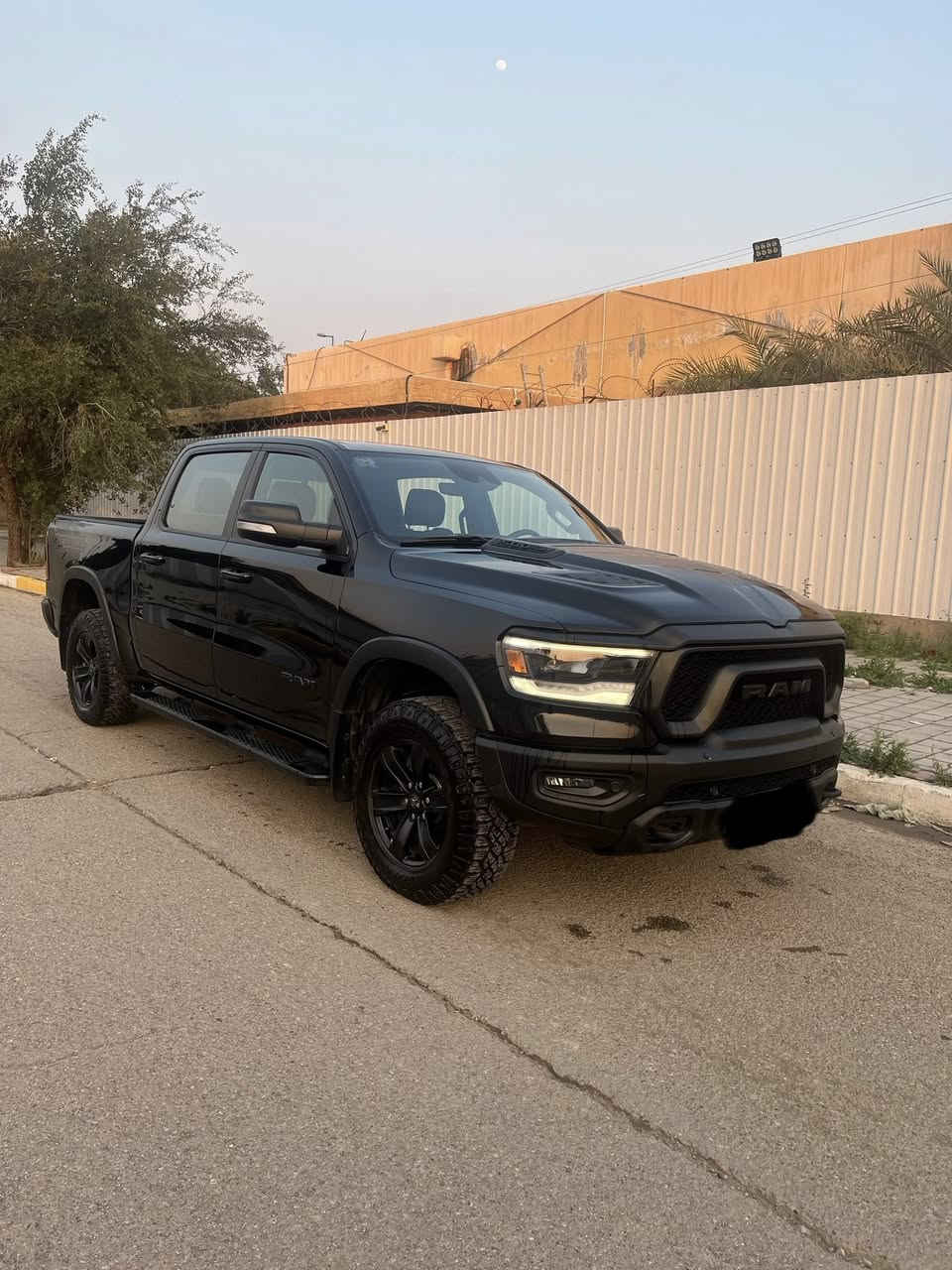 رام ريبل 2020‏RAM 
   كلين تايتل مكفولة  (رقم اربيل )
العداد :   60 الف
المحرك : V8 5.7L . 
المواصفات : 
* شاشة كبيرة 12 أنچ . 
* نظام ملاحة GPS . 
* المصابيح الأمامية زنون .
* كشافات الضباب زنون . 
* المصابيح الأمامية LED .
* المصابيح الخلفية LED . 
* نقطة عمياء . 
* دخول ذكي (بصمة) . 
* تشغيل عن بعد .
* مقاعد رياضية من الجلد خاصة لنسخة REBEL
* مقعد السائق كهربائي. 
* مقعد الراكب كهربائي. 
* كاربون فايبر . 
* تدفئة مقاعد . 
* تدفئة ستيرن . 
* حساسات امامية .
* حساسات خلفية . 
* كاميرا خلفية . 
* دوسات جانبية . 
* مكيف خلفي .
* الويلات مع الاطارات مخصصة للطرق الوعرة .
* المرايا الجانبية قابلة للطي كهربائيا .  
* إمكانية تعديل ارتفاع دواسات البنزين والبريك كهربائيا . 
* هاند بريك كهربائي . 
السعر ٣٨٠
الاستفسار ***********
