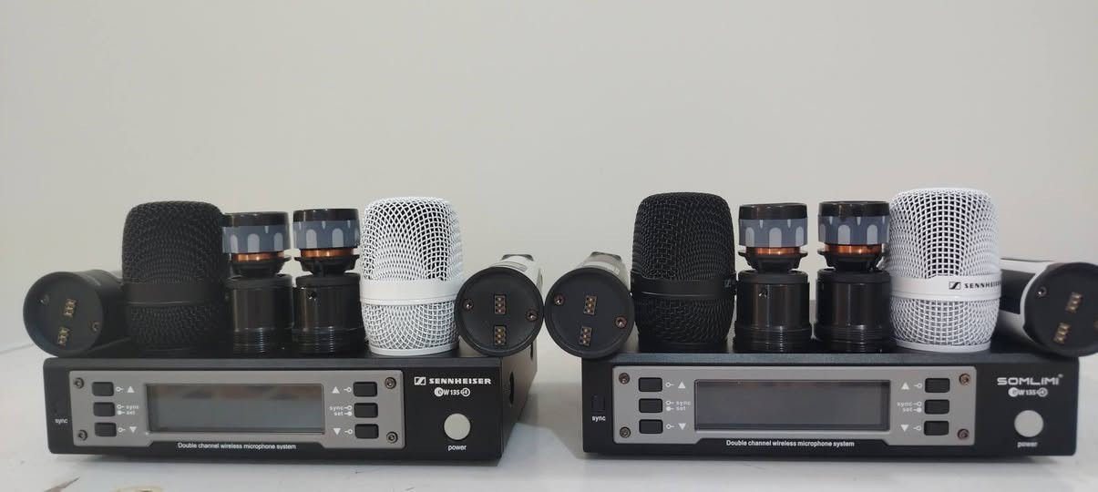 تابع الفيديو السلام عليكم ورحمة الله وبركاته مايكات لاسلكي باله من شركة سنهايزر دبل يده دبل كويل تگدر تربط عربانتين بمايك واحد مده حقيقي للأجواء المفتوحه 150 متر للأجواء المزدحمه 100متر صافي اي استفسار هذه رقمي *********** واني خادم اخوكم وخادمكم ملا عصام الكربلائي
