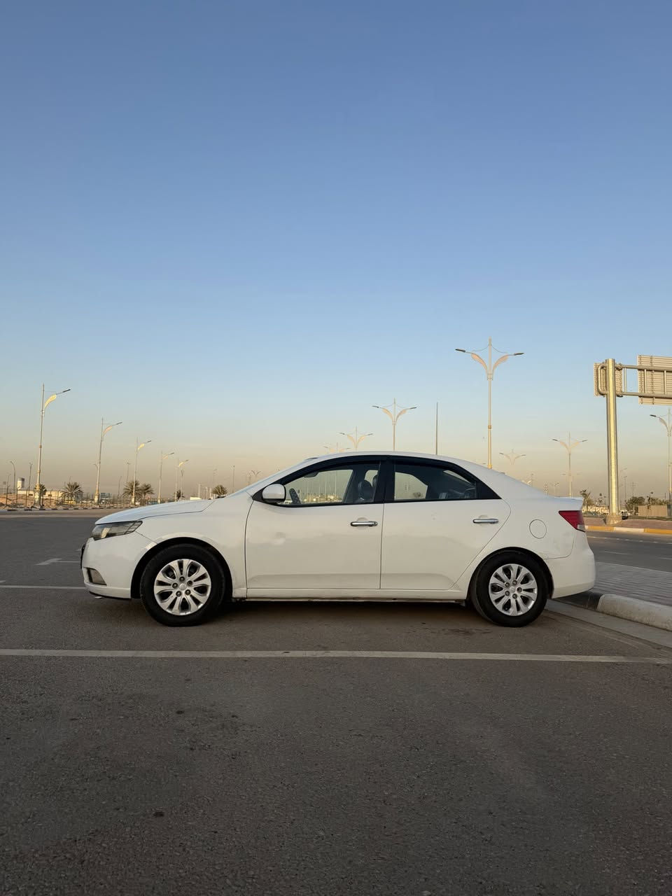 السلام عليكم كيا سيراتو موديل2013
خليجيه بيه 
بيه3قطع صبغ 
كير محرك جدد مكفولات حداديه90%جديده
تخم تاير جديد 
محرك 1600دكشن عالي
السياره جديده الحلى من الصور
السعر95
للستفسار ***********
***********
العنوان كربلاء
