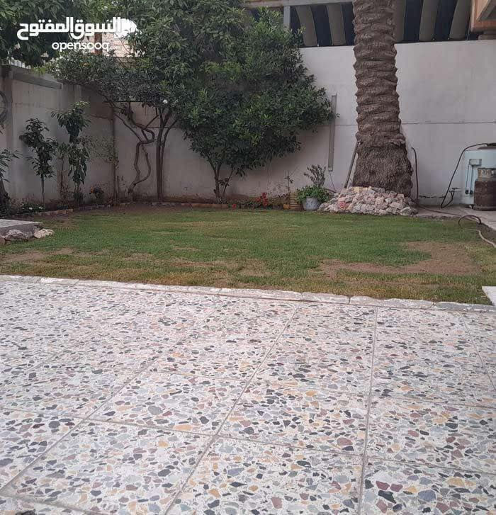 #دار للبيع 220 م في المنصور حي الزهور واجهة 10 م نزال 22 م الدار مسلح كلاسك مجدد طابق اول كراج سيارتين حديقة مطبخ استقبال  غرفه طعام هول داخلي مناور خدمات غربي شرقي غرفه نوم مخزن 
طابق ثاني 3 غرفه نوم ماستر هول داخلي الدار مجدد بالكامل جبسن بورد نظيف جداً شارع الدار 7 م بدون رصيف لاي استفسار عن السعر اكتب تم انطي السعر خاص. او الاتصال بالحاج ابو محمد 
***********
الدار كلش نظيف وجاهز للسكن مثل ما موضح بالصوره والسعر مناسب
