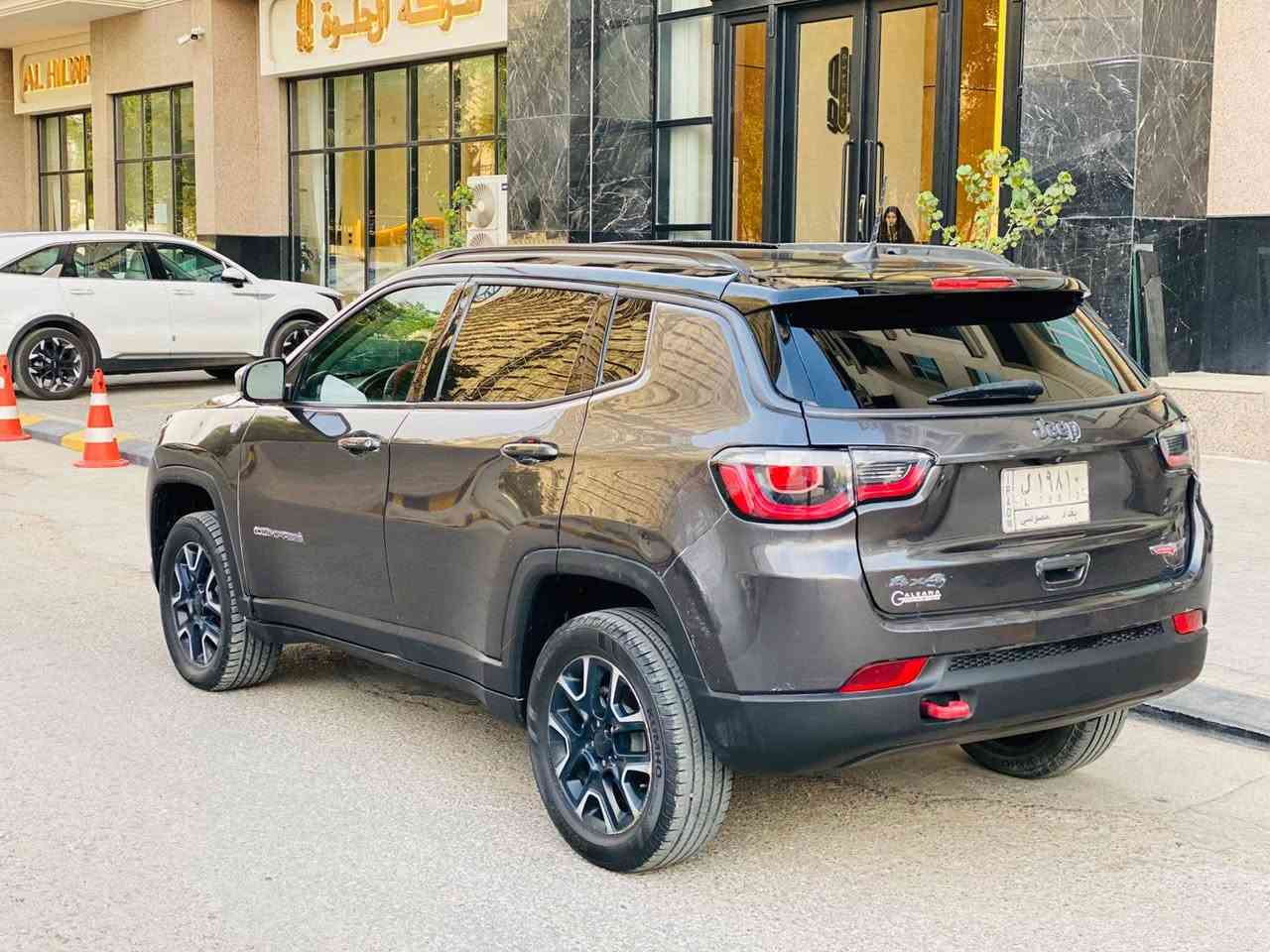 ‏جيب كومباس فئة تريل هوك موديل  2020  السياره تو كلر لونين السعر 126 قابل للتفاوض 
للأستفسار ***********
‏حادثها بنيد وشويه من الجاملغ والباقي مكفوله  مواصفات بنورامه  بصمه تشغيل + بصمة ابواب 
تشغيل عن بعد  كشنات امامي ثنين كهربائي جلد اسود بالكامل 
‏تدفئه + تبريد بالكشنات
‏شاشه كبيره تاب + gps
‏شاشة دجيتال اليكتروني 
‏تبريد قطعتين امامي خلفي
‏هند بريك بصمه فور ويل 
‏ كشن السائق واللي بصفه كهرباء محرك 2400 محرك وكير مكفولات 
حساسات كامره خلفيه
‏اشاير بالمري 
‏ويل كب كروم رقم بغداد     
‏سياره جاهزه حداديه تخم تاير وباقي المواصفات المعروفه
 مكان السياره كربلاء كربلاء, العراق
