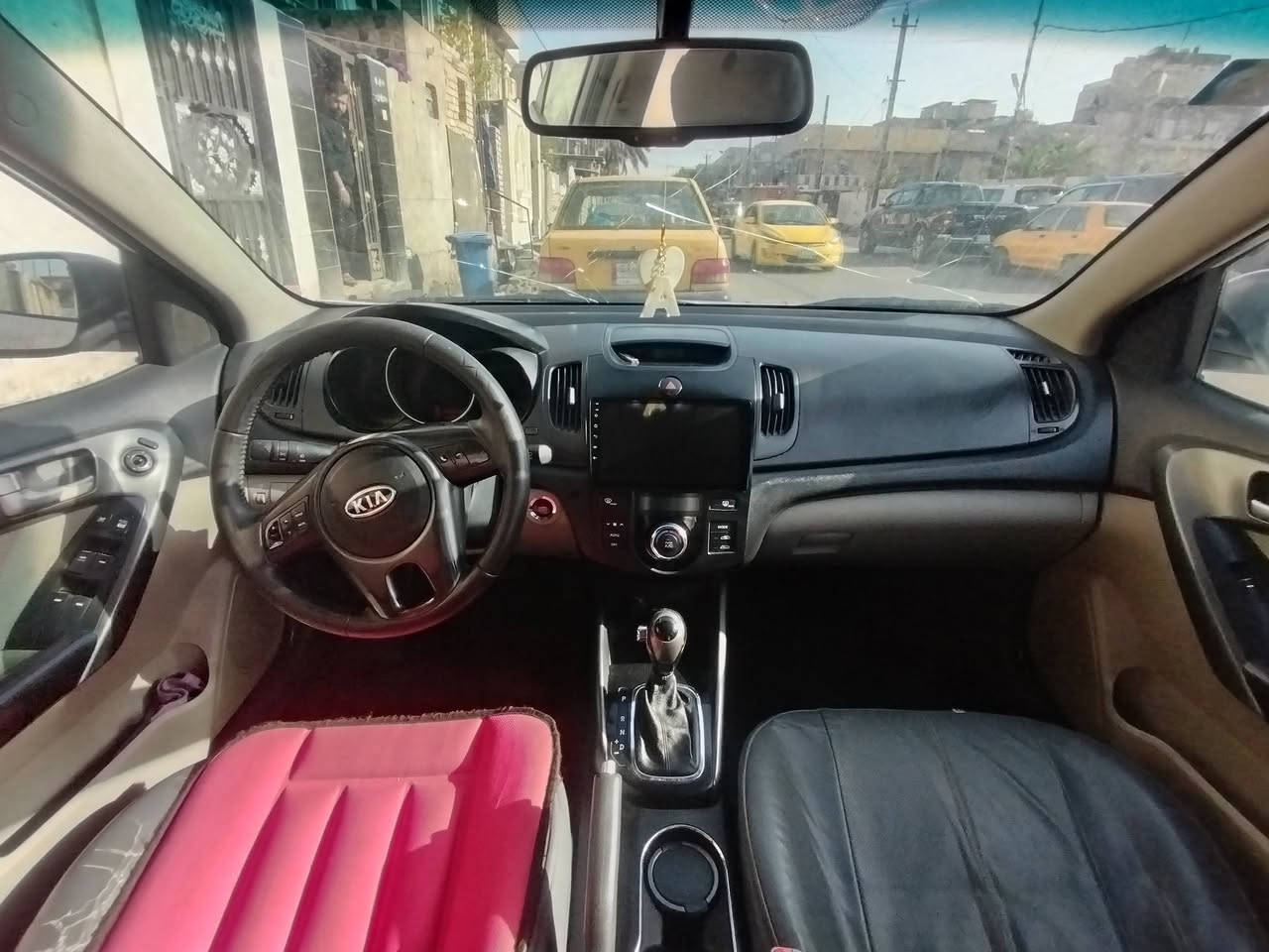 سيراتو  2012
قطعة وحده بيها جاملغ وبارد
بصمه تشغيل وباب
بغداد رقم جديد
ماشيه 180 الف
***********
