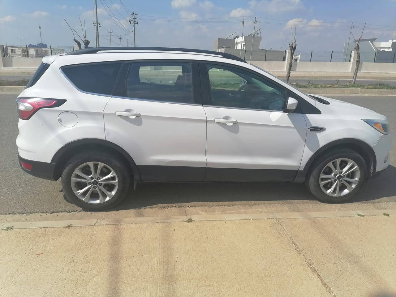 فۆرد سکیپ مۆدێل ٢٠١٨ 
١٩٠٠٠٠ من ڕۆیشتوە 
سێ پارچەی پێشی لە ئەمریکا دۆزراوە و  بە بیلاد گۆڕاوە
پەرەشوت نەتەقیوە ژمارەی شایی لە وێنەکاندا دانراوە 
هەردوکوشنی پێشەوەی هیتەرە 
مەکینەی ١٥ ی تۆربۆیە 
گێرومەکینەی بێ کێشەیە یەک دینار مەسرەفی تیایە 
سەیارەکە لە هەولێرە 
مۆبایلی خاوەنی *********** أربيل, العراق
