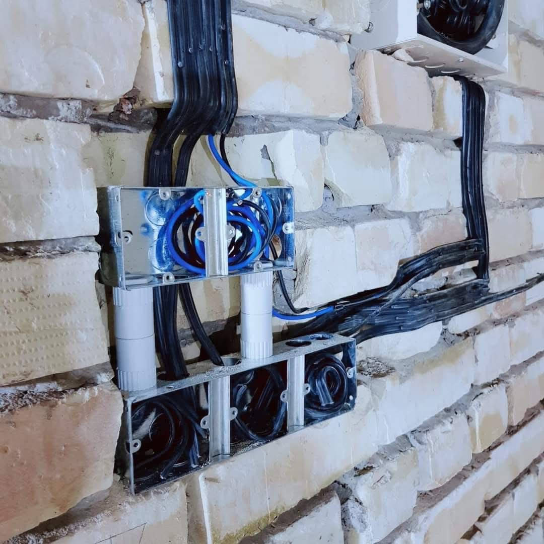 لأن تأسيس الكهرباء هو "شريان" البيت نحن نضع خبرة سنين طويلة بين أيديكم. نحن لا نمد أسلاكاً فقط، بل نصمم شبكة كهربائية آمنة، منظمة، ومطابقة للمواصفات الهندسية.
لماذا تختارنا؟
• ✅ توزيع أحمال دقيق يمنع المشاكل في الصيف.

• ✅ ترتيب فني داخل البوردات يسهل عليك الصيانة مستقبلاً.

• ✅ التزام تام بالمواعيد ودقة في التنفيذ.

•✅ اسعارنا التنافسية التي تناسب جميع طبقات المجتمع .

📍 مستعدون لتأسيس (الدور، الشقق، المجمعات، والمحلات) في كافة مناطق بغداد وضواحيها.
📞 للاستفسار والحجز: [***********] يوجد واتساب
