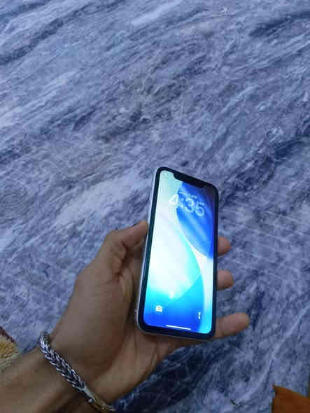 11 كامرتين جهاز نضيف 
فقط بطاريه مبدل 100
ذاكره 64
كامرات ٫ صوت ٫ سيم 
كله مكفول ونضيف 
بصمه وجه متوقف 
سعر 190
***********
