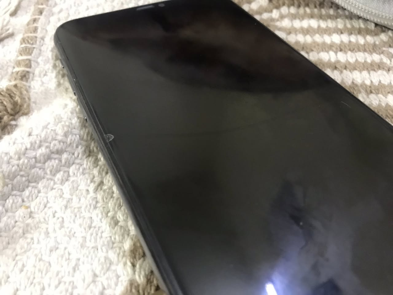 السلام عليكم 
ايفون ١١ برو ماكس ذاكرة ٦٤ جهاز نظيف ويخبل مبدل شاشة بكندا ولا مبين انو مبدل شاشة ٣ خيارات ومن تطبق على قطع الجهاز مايطلع انو هي مبدلة بطارية ٧٤ مال الجهاز الاصلية الجهاز كلشي شغال بي بي بس فطر صغير بالكزاز مال الشاشة وما مأثر على المس سعره ٢٧٠ بي مجال بسيط 
موجود واتساب ***********
