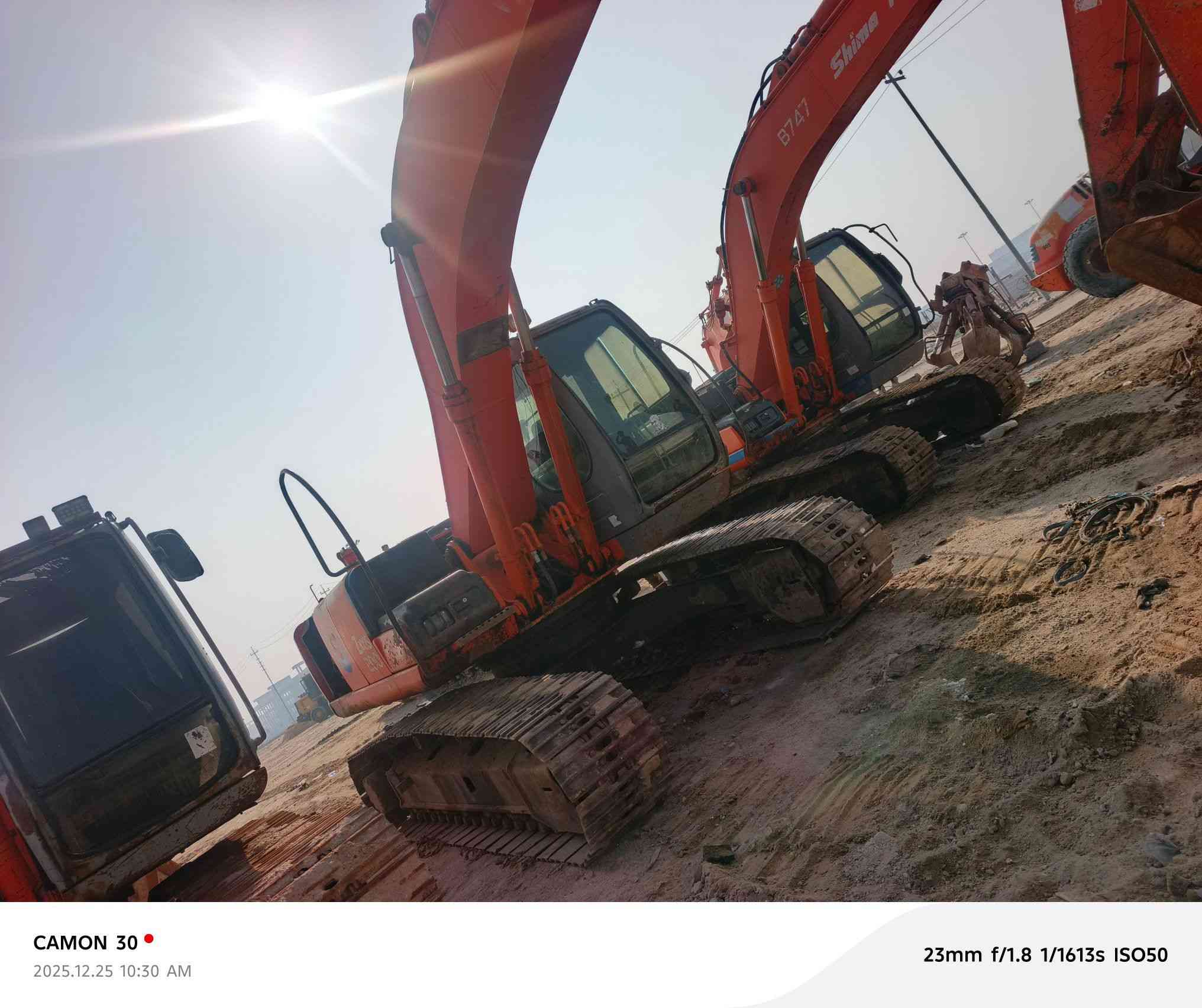 حفاره زت عادي موديل ٢٠٠٦رقم سنويه تحويل محرك صينيه زناجيل حداديه شركه جب بيه لحيم رقم ***********اثير ***********
