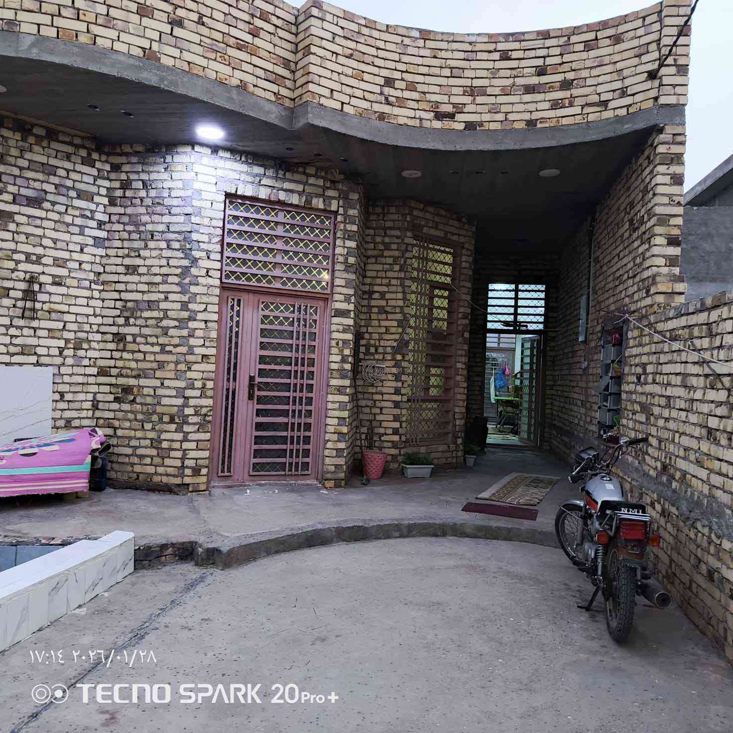 بيت للبيع 300م
في حي القصور قرب المدرسه
للستفسار الاتصال *********** عمارة, ميسان
