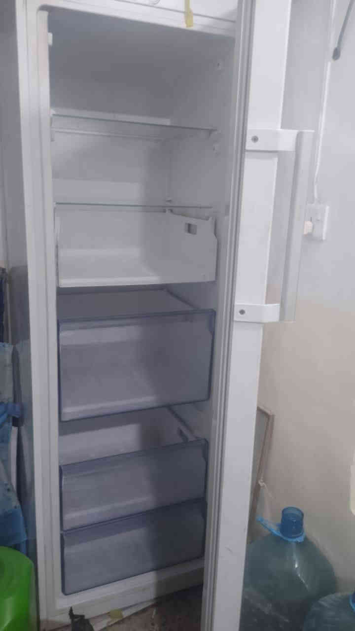 مجمده عموديه شرط الثلج جديده والتجميد لا مصلحه ولا اي شيء بيها وانطيك ضمان بيها مكاني الزبير الدريهميه هاتف 
***********
