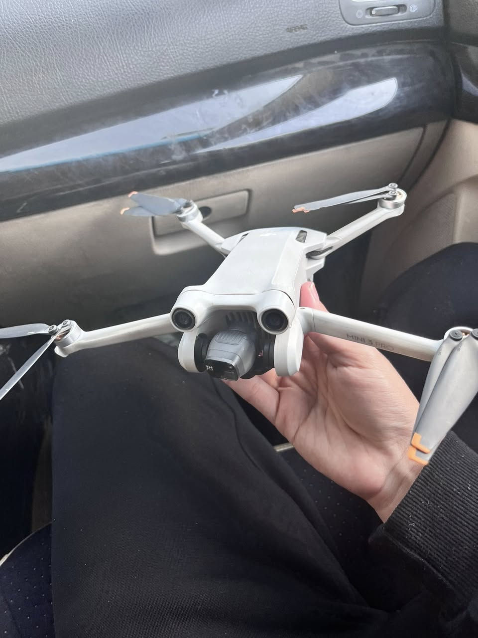 درون mini 3 pro نظيفة وحلوة مابيها شي استخدام قليل، تصويرها 4k و 60 فريم وهواية مواصفات حلوة
سعرها 800 قفل مستعجل على البيع اريد احدث
الي مهتم واتس او رصيد 
*********** بغداد
