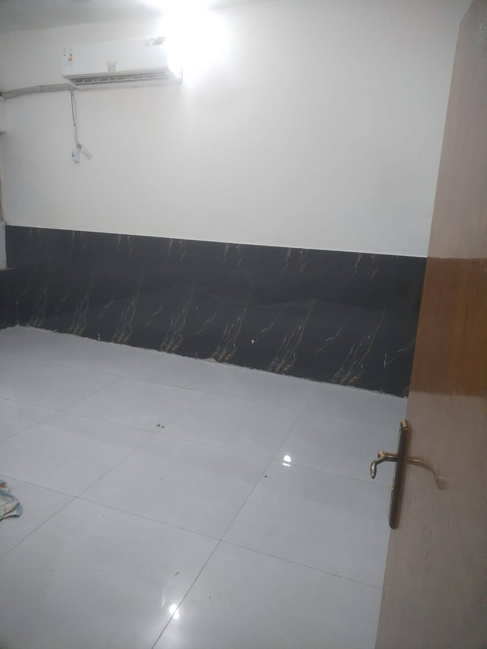 السلام عليكم بيت طابو بحي التضحيه قرب مدرسة حبيب ابن مضاهر الاسدي البيت ع ساحه تبليط باب البيت يحتوي ع ديوانيه وهول وصاله و3غرف ومطبخ وصحيات وطارمه والفوك مشتمل غرفتين وصاله ومطبخ وصحيات مساحته 220 بناء بلوك بس توه مرمم ونضافته شوفت عينك والشراي يتصل ع الرقم ***********
