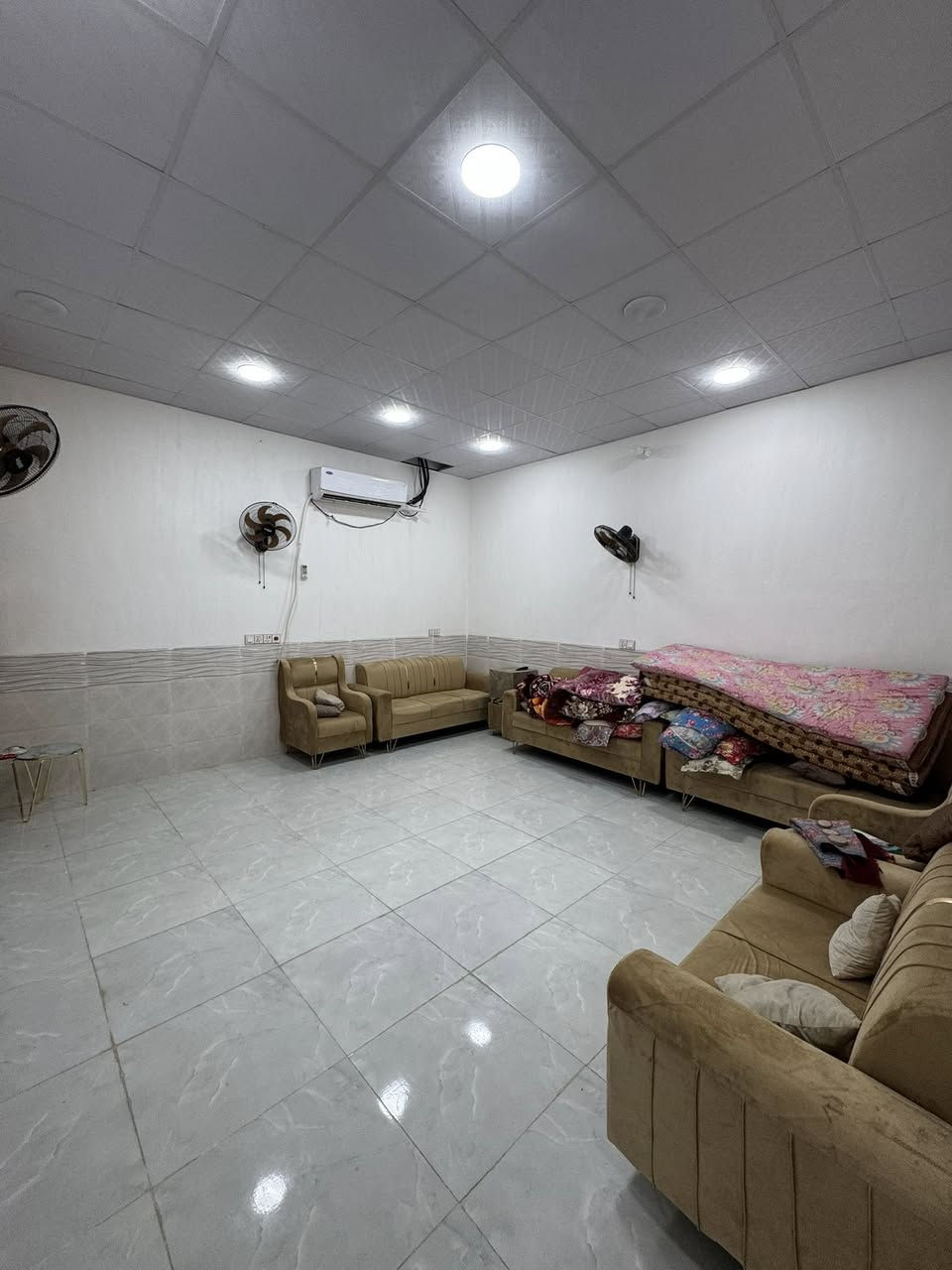 ✨ فرصة ذهبية لامتلاك بيت العمر في كربلاء ✨  
🏡 بيت حديث مع أثاث كامل وجديد، مساحة واسعة 250م وواجهة 16م، موقع مميز على شارع الرابط مقابل جامع دمعة رقية، يبعد فقط 15 دقيقة عن مركز المدينة.  

🔹 يتكون من غرفتين سويت، صالة، مطبخ مجهز، ومضيف يتعهد صاحب البيت بإكماله.  
🔹 السعر: **80 مليون فقط**  
🔹 الطابو: زراعي – سند 25  

💎 الأثاث شامل: 4 سبالت، 3 بلازما، ثلاجة، طباخ وكاونتر، غرف نوم، 3 تخم، ميز طعام، منظومة كاميرات، سخان ومراوح.  

📞 لا تفوت الفرصة، البيت جاهز للسكن فوراً مع كل مستلزماته!  
***********  ***********
