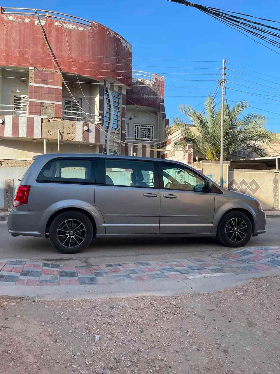 السلام عليكم
دوج كرفان ٢٠١٧ باسمي رقم سليمانيه 
بيبان يدوي جنطه يدوي 
٦ جام كهرباء 
منظومه غاز كامله
منظومه بانزين جديده 
تخم تاير جديد
لايت زنون عالي ناصي
كشن منفصل وبلع 
حادث جاملغ تبديل وتصليح بالبنيد نصف البنيد 
السعر ١٤٠ 
للاستفسار *********** 
عنواني كربلاء المقدسه
