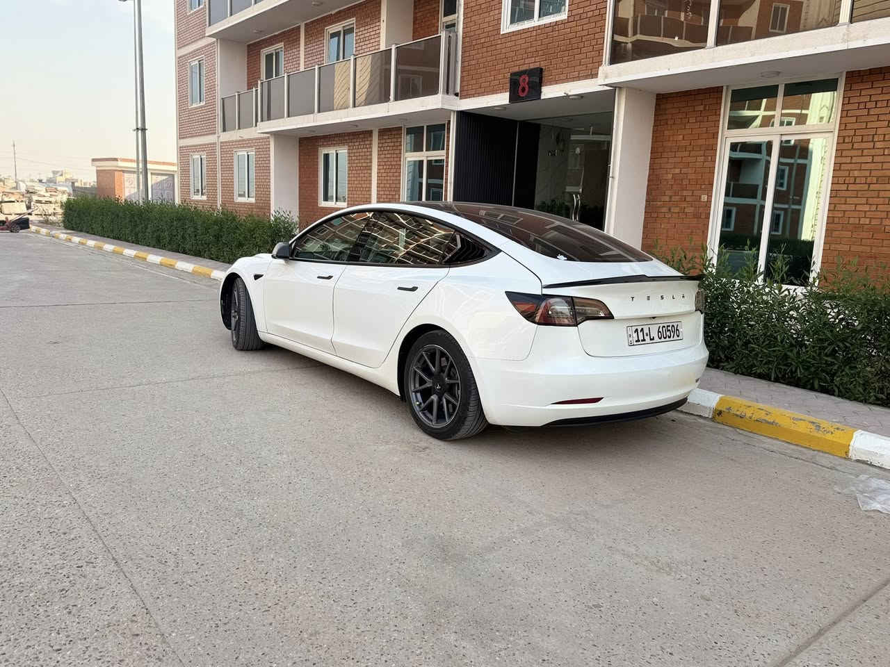 للبيع او للمراوس تسـلا مودل 3  موديل 2023 
بيه 3 قطع صبغ وحده كلير من امريكا 
صور الحادث مرفقه بدووون ايرباك 
ماشيه  66 الف كيلو قابل للزياده 
رقم بغداد ب اسمي تحويل بنفس اليوم 
• سقف بانوراما زجاج
•تك ماطور 
•420كيلو تمشيك بالشحنه الواحده 
• شاشة كبيرة حجم 15 بوصة
•تدعم جميع اللغات ومنها العربي 
•بجم كبس 
• كاميرا خلفية
• حساسات خلفية
• كاميرا امامية
• حساسات اماميه
• كاميرا جانبيه 
• كراسي كهرباء جلد لون اسود
• كراسي تدفئه
• رادار امامي
• رادار خلفي
• رادار جانبي
• مانع تصادم
•تحديد مسار 
• كاميرات 
• حساسات جانبيه
• مثبت سرعة
• كاميرات محيطيه 360° 
• تحكم بالسياره عن طريق الشاشة
• تحكم عن طريق الهاتف
• بجيك شعار عن طريق الهاتف 
• نظام قيادة آلية Auto Pilot
• عداد ديجيتال
• تشغيل تلقائي
• نظام قيادة ذاتية Full Self drive
• نظام (RCTA) للتنبيه عند الرجوع للخلف
• نظام (RSA) لكشف لافتات السرعه للطريق
• نظام (PSC) الرادار الذكي لمنع الاصطدام 
• نظام (LTA) لتحديد المسار على الطريق
• تشغيل عن بعد
• الدخول الذكي
• نظام ترفيهي كامل متكامل يحتوي على ( YouTube / WhatsApp / Tik Tok / Netflix)
•بدون ايرباك  
  محدثه اون لاين اخر تحديث 
العنوان بغداد القادسيه او الاعلام 
بيه كت كاربون كامل وياها شاحنه 32 امبير
تخم تاير كامل جديد
سستم كاربون داخل خارج كامل 

السعر 168 ورقه بي مجال بسيط 

رقم صاحب سيارة : ***********
