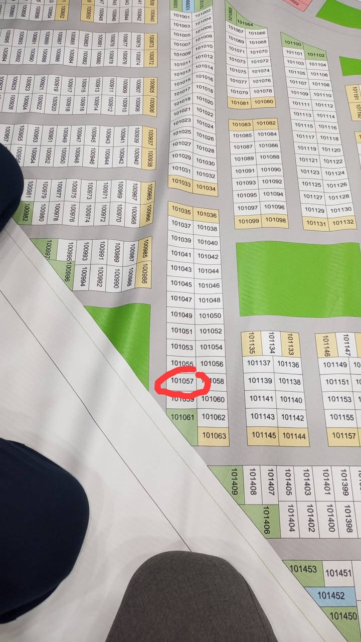 السلام عليكم قطعه للبيع

 في مجمع القمر السكني توزيع العتبه العباسيه 
المساحه 252
اتصل او خاص
***********
