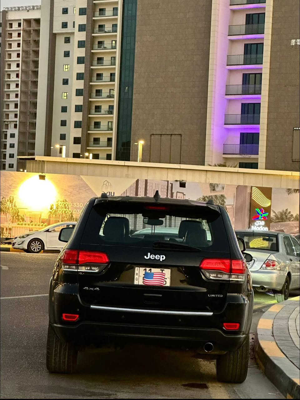 جيب 2019 لمتدد
ضرر بنيد فقط مبدل والجاملغ بلادي بي اقل من ربع صبغ من يم الباب الباقي كلة مكفول وبلادي  لغود شواصي كفالة عامة حتة الراديتر مكفول وبلادي الضربة ما واصلة للراديتر صور حادث ضمن المنشور + السونار 
+ صار بيها طخة بسيطة بنهاية الباب أيضا موضحة بالصور ومعمرة وكاملة

رقم بغداد انكليزي الجديد باسمي اني المالك الشرعي تحويل ثاني يوم

المواصفات 
مخلين الها تخم تاير ب مليون و نصف 

محرك 6 سلندر حجم 3600 مكفول من الفتح والخلل ومن كولشي 
كشنات جلد كهرباء + تدفئة كشنات 
كشن سائق خزن ميموري ( ذاكره )
سستم صوت 9 سماعات 
صندوق كهرباء 
رادارات جانيه خلفيه 
حساسات خلفية 
تدفئة ستيرن
مري تحكم كهرباء +هيتر+تعتيم متحسس للضوء+نقطة عمياء+اشاير بالمري 
شاشه كبيره 8 انج + كار بلي 
نضام امان عدم التحرك عند فتح الباب او وقوف قريب بجانب السيارة
ماوس انضمة قيادة جبلي+صحراوي+ ثلجي +4WD+ نضام نزول منحدرات
حساسات اطارات قياس ضغط الاطار
نضام GPS بلادي
لايت ليد زينون 
اوتو ستوب /اطفاء تلقائي بالازدحام/نضام تقليل الوقود
اوتو بريك
فور ويل 4x4
3 انضمة قياده + دكمة سبورت+ دكمة ايكو
دواخل اسود + تطعيمات صاج اسود بلادي
تبريد 3 قطع 
وبعد مواصفات ما ذاكرهن
وباقي مواصفات Jeep الغنيه عن تعريف 
  سياره بدون نواقص نهائياً واحلا من الصور 
وتجي وشوف وتحكم وبعينك 
محركه بلادي ممفتوح بي برغي 
اما بخصوص الكير والمحرك وتبريد والكهربائيات والحداديه فكلهم كفاله عامه وشرط الفحص وسياره احلا من صور بدون شخوط صافيه 

السعر 230 وبيهة مجال وبالخير عل ياخذهه

مكان السيارة الكوت واسط 

للاستفسار 
***********
