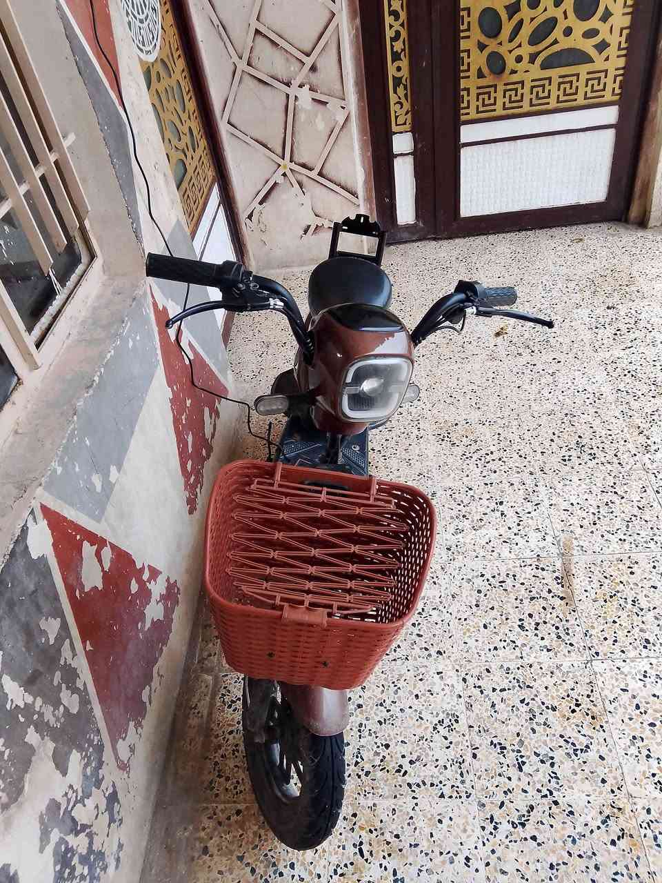 ماطور شحن للبيع مع شاحنته ماطور نضيف جاهز شغل وامشي كهربائية شغاله هورن بس هورن مفصوخ الفيشه 
العنوان موصل الايمن رقم الهاتف ***********
السعر 200 وبي مجال
