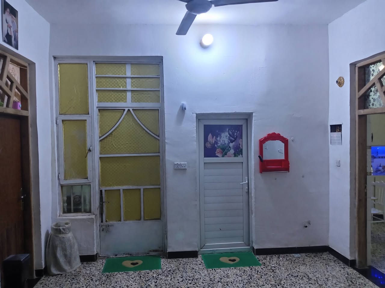 سلام عليكم بيت طابق ونص مساحته 160متر موقعه حيطارق الوصط بين القديم ولوصط بنص قرب سنتر حيطارق بيت يحتوي ٣غرف وصاله جبيره ومطبغ ومنورين واستقبال وحمام وصحيات تاخلي وخارجي وتواليت ولكراج البيت بناه جديده حديث طابوك جمهوري لبيت رفت مجاري  تبليط لفرع ورصيف ومقرنص مي خطين لبيت صاير عله شارعين تبليط الوصط والقديم سعر97وبي مجال ***********
