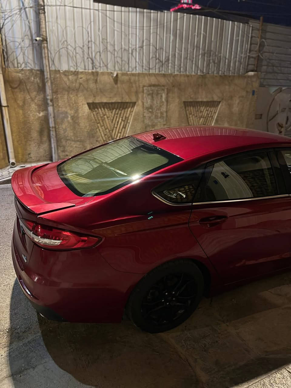 السلام عليكم
فورد فيوجن موديل ٢٠١٩ وارد امريكي 
محرك ١٥٠٠ تيربو ، عليها صيانه ادامه كامله بيد محمد فورد وقطع غيار اصليه موتر كرافت ، ضربتها خلفيه دعاميه وجنطه مكفوله من الصبغ ولا ايرباك مفتوح ، دواخل مطعم ابيض واسود ،طخم تاير جديد باتري جديد سيارة جديدة بمعنى الكلمة ماشيه ٩٩ الف كيلو مو ميل مع بصمات عدد٢ 
السعر ١٣٥ وبي مجال حك الجيه

***********
