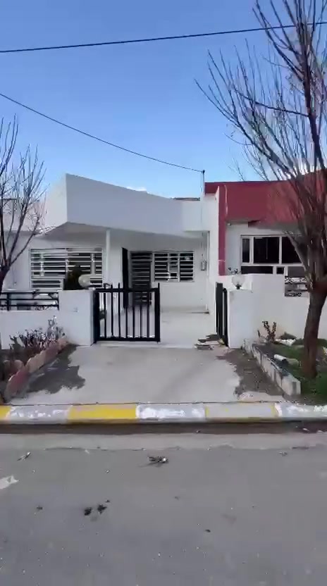 بيت للبيع في شقلاوه مجمع ئافاس ١٦٠ متر موقع ممتاز يتكون من غرفتين نوم وصالة وحولي ومطبخ وصحيات منفصله وحديقة وكراج ويبعد عن سوق شقلاوة ٣ دقائق ويسجل باسم كل من يحمل الجنسية العراقية وبسعر (( ٣ )) دفاتر و (( ٩٥ )) ورقة وللاستفسار يرجى الاتصال واتساب ***********
