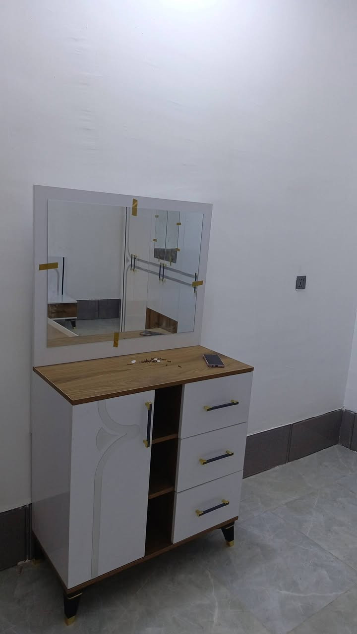 غرفه تركي درجة اولى امس شديتها واريد ابيعها جديدة حتى كراتينها موجودات اريدها ٥٠٠ عنواني النجف 
*********** بي واتساب
