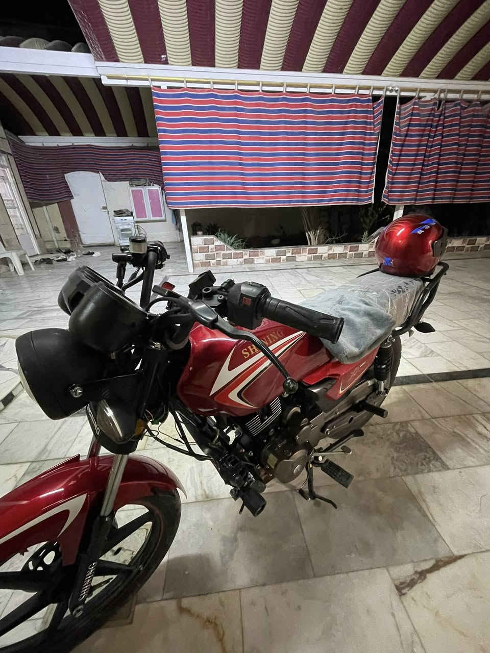 السلام عليكم 
شاينك 2024 
جهازه نضافه 100 
ما صارله هواي من طالعه من الوكيل 
دراجه تجدح بعدهي 
محركه أنطيك تراي  بي للحله كبسه وحده 130 وعلي 
ادير دهن كله امزويل وعلي الدراجه ناعمه حيل 
للبيع ب900 وبيه مجال للشراي ***********
