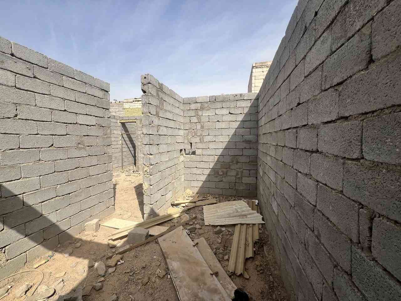 السلام عليكم هيكل ١٥٠ متر مربع  موقعها مقابل باب الخروج مطار النجف  ماء وكهرباء موجود تبعد عن شارع المطار ٢٠٠ متر السعر ٢٧ وبيها مجال ***********
