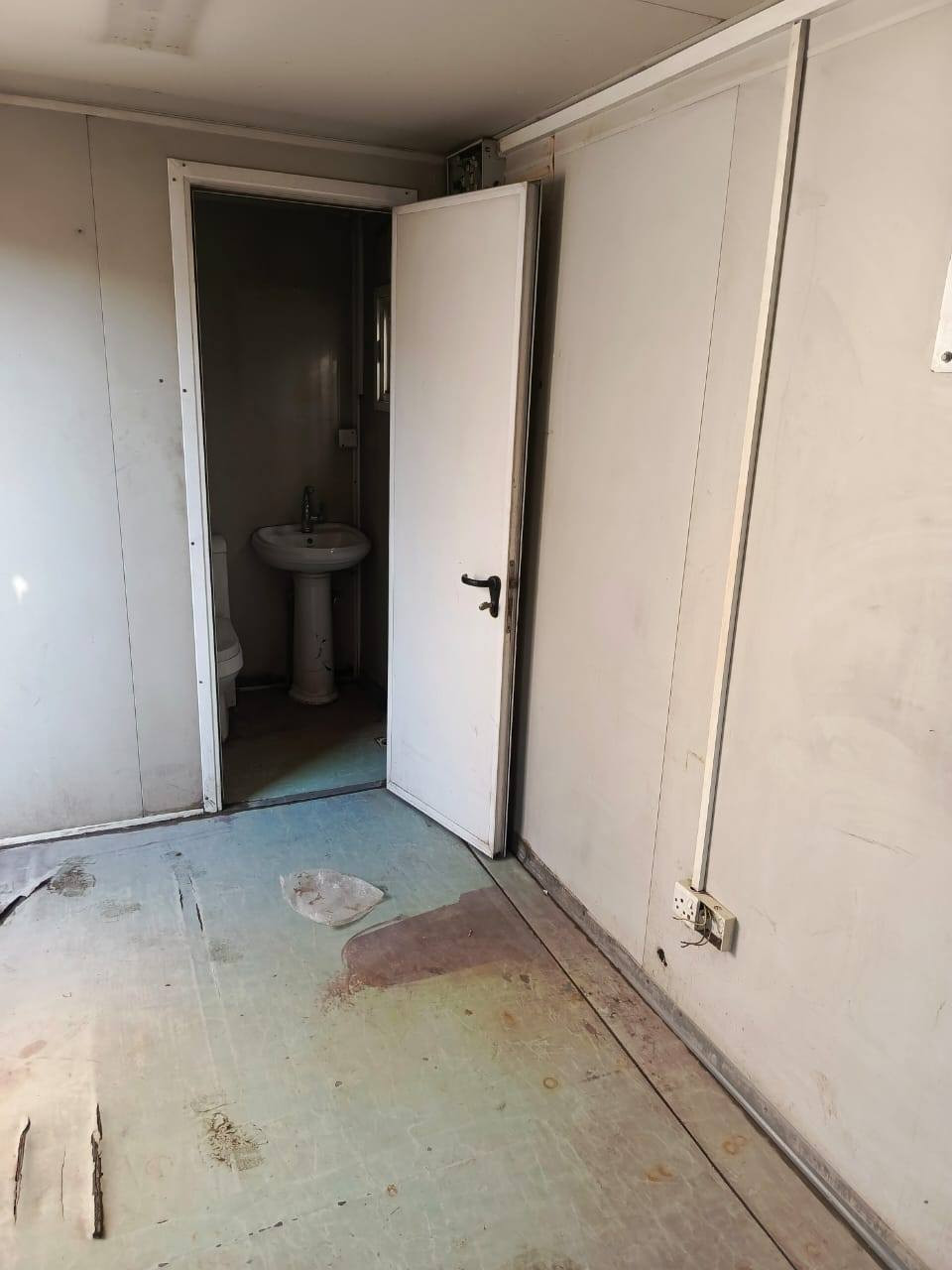 السلام عليكم حاويه ١٢ متر للبيع تصميم سويدي غرفتين وحمام
مكاني بغداد قرب كراج النهضه
السعر ٣٢٥٠
***********
