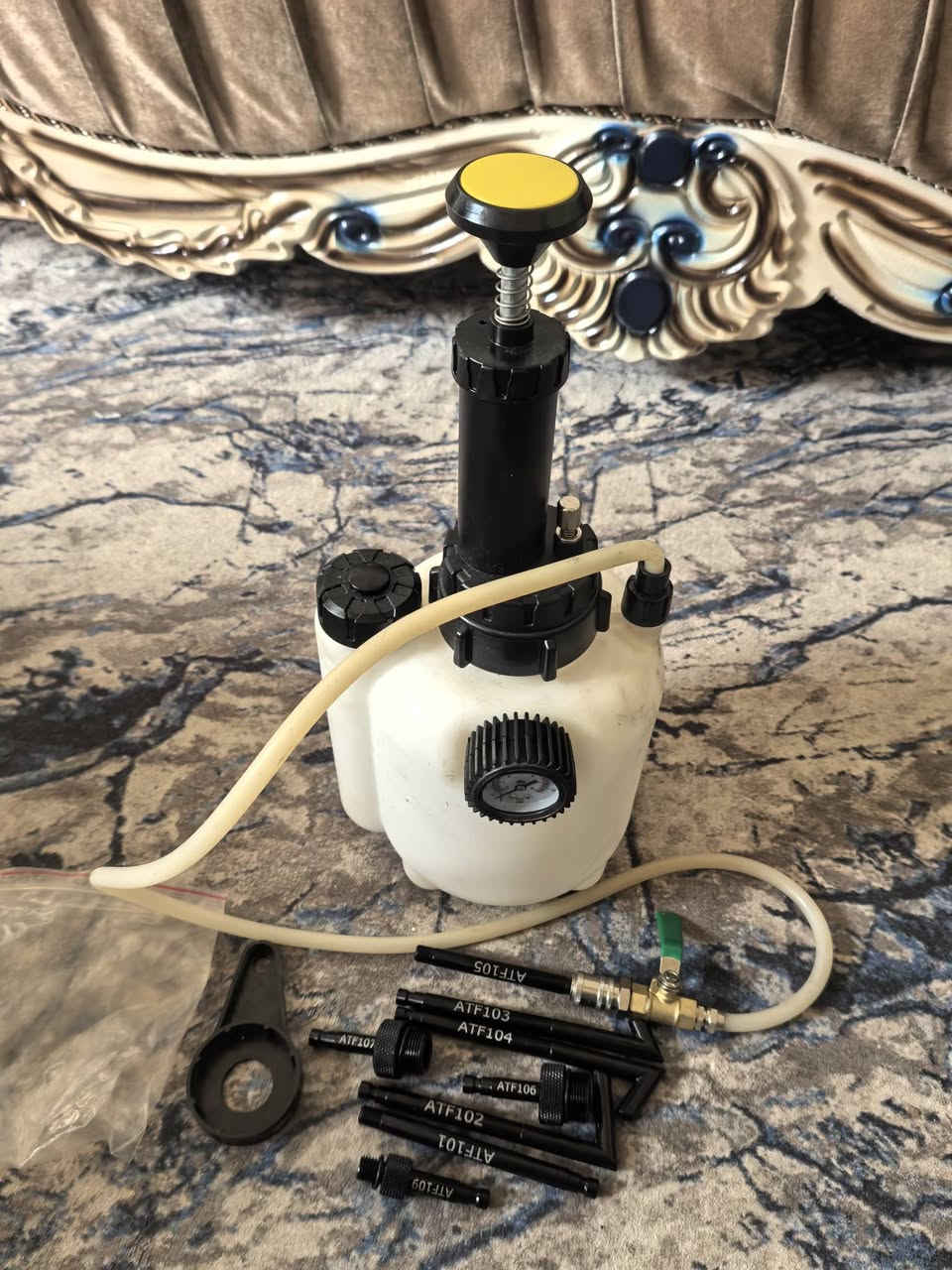 السلام عليكم
 هذا مضخة مستخدمة  خلي سعرك

 لتعبئة زيت ناقل الحركة (الكرنك أو القير - ATF)، وهي أداة احترافية تستخدمها ورش صيانة السيارات. 
​يُطلق عليه عادةً "مضخة زيت القير اليدوية" ؟
​يستخدم بشكل أساسي في تغيير زيت ناقل الحركة الأوتوماتيك.  قطع سوداء مرقمة (مثل ATF101, ATF102...)، هذه محولات (Adapters) تختلف باختلاف نوع السيارة (تويوتا، مرسيدس، BMW، فورد، إلخ)،


**إذا كنت صاحب هذا الإعلان وتريد حذفه لأي سبب، رجاءا أرسل رسالة إلى الدعم الفني**