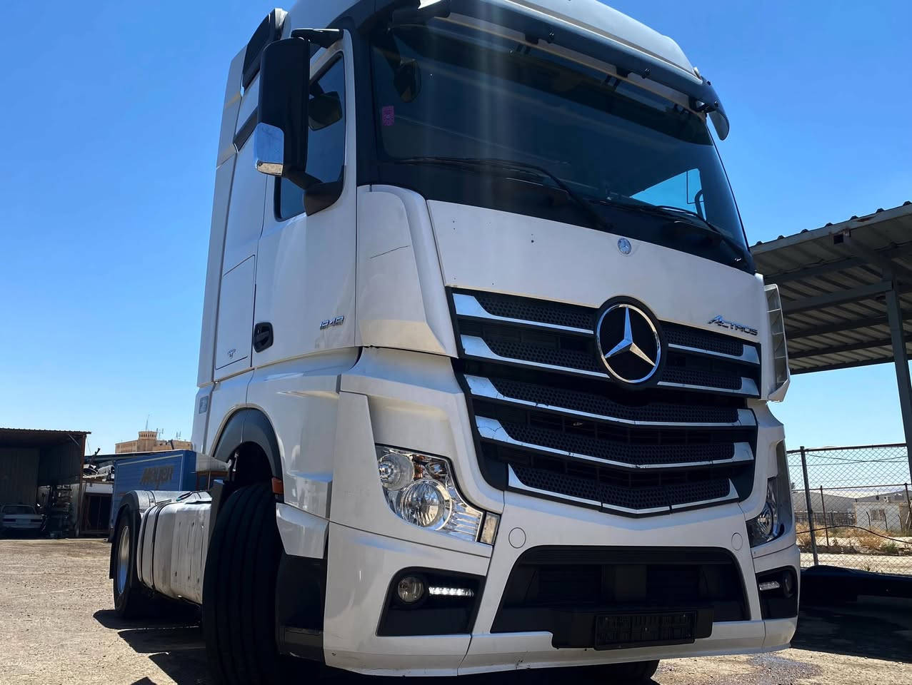 For sall :  Mercedes-Benz ACTROS 1848

الموديل: 2015

الممشى:1,005,000 km

الوارد: ألماني

الموقع: معرض صقر الهدى

رقم التواصل: 0786666214

#MercedesBenz #Actros #TruckForSale #HeavyTruck


**إذا كنت صاحب هذا الإعلان وتريد حذفه لأي سبب، رجاءا أرسل رسالة إلى الدعم الفني**