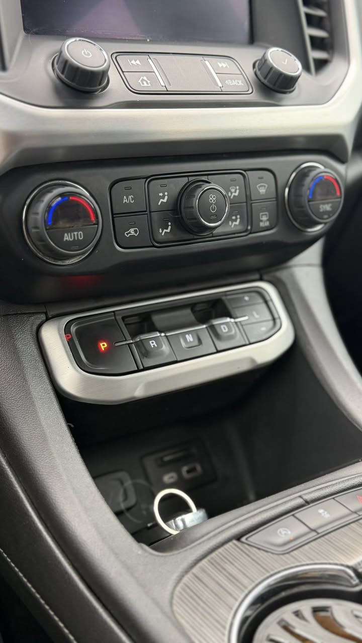 سلام عليكم جمسي اكاديا موديل 2023 فول عدا الفتحه السيارة بـ إسم ابوي مخليته نضيفه استخدامي ومحافضه عليه الصور تحكم السعر 230 ورقة 
مكاني بغداد جميلة: ***********
حادثه قطعتين.
