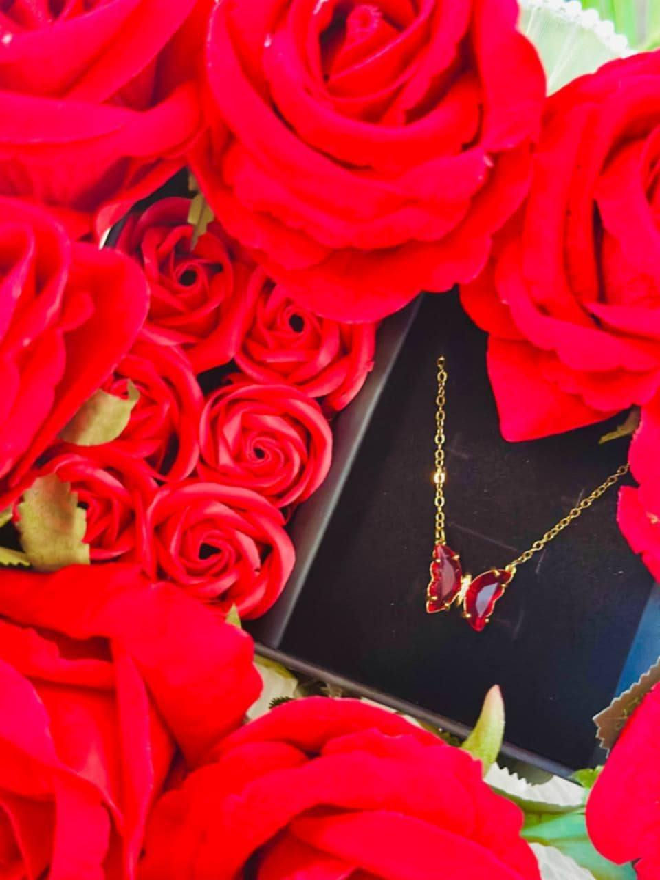 اجمل بوكي ممكن تشوفوها بمناسبة الفالنتاين 🌹🦋❤️

الورد لغة لا تفهمها إلا القلوب المحبة.. واليوم حبيت أهدي لقلبي قطعة من الجمال تشبه روحها. كل عيد حب وإنتِ النبض اللي يحييني ❤️🌹🦋.
بين رقة الورد ولمعة الفراشة، ضاعت كل كلمات الوصف.. كل عام وحبنا يزهر وما يذبل أبداً 🌹🦋💎
بين حُمرة الورد ونعومة الفراشة، حكاية حب ما تنتهي.. أقدملك قلبي قبل هديتي ❤️💍"

مع كارت عبر بهدية تحچي عنك 💌

سعر البوكي ٢٢الف
🚘يوجد خدمة توصيل لجميع محافظات العراق ٤ الاف🚘


**إذا كنت صاحب هذا الإعلان وتريد حذفه لأي سبب، رجاءا أرسل رسالة إلى الدعم الفني**