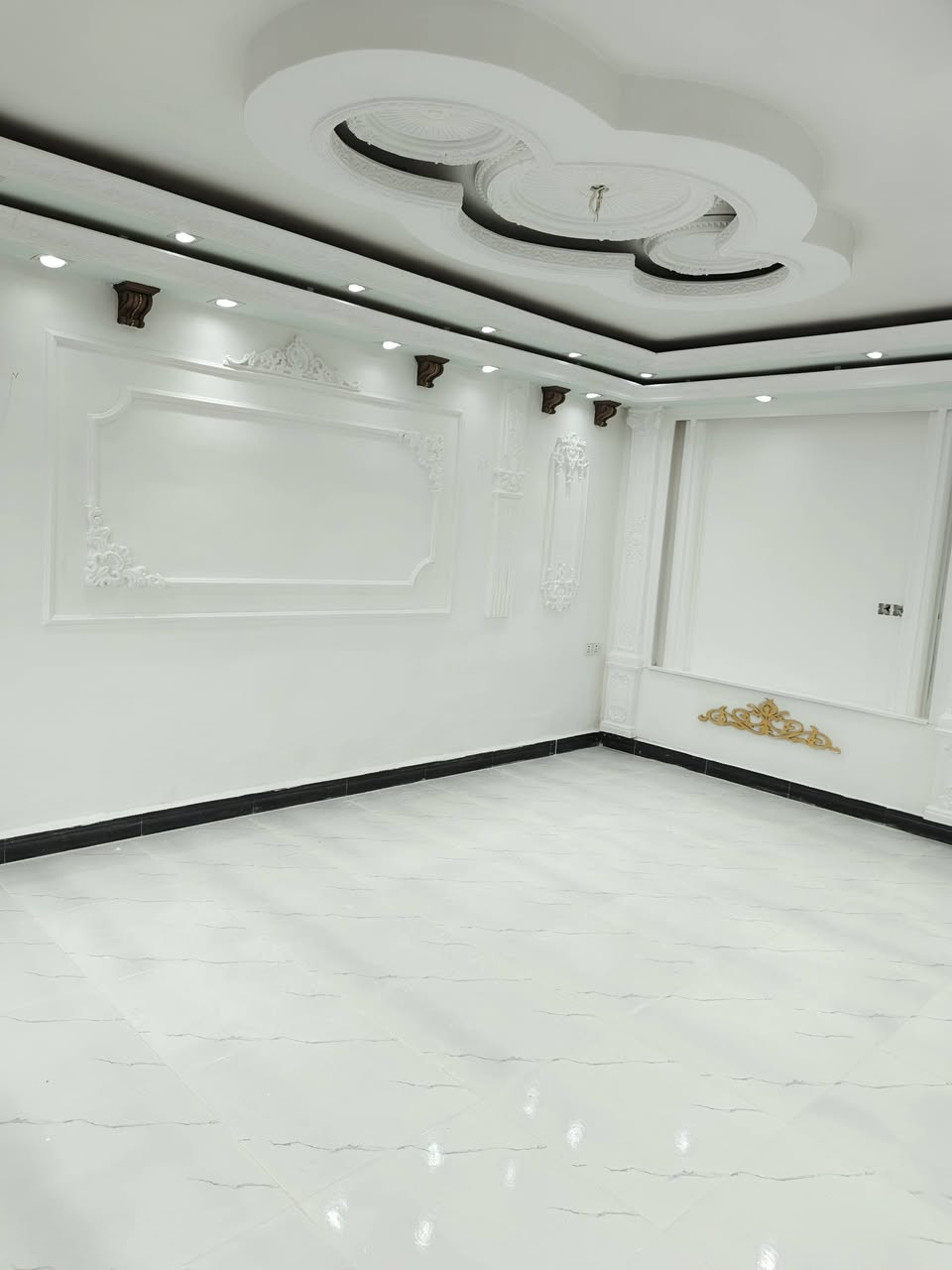 دار للبيع ( 200م ) واجهة ( 10م ) 
#موقع_العقار 🗺 : حي الخضراء - خلف جامع السرمدي 
على شارع 20 متر 
طابق اول : غرفتين نوم + مطبخ + هول + صحيات + استقبال + كراج  
طابو ملك صرف 
لمزيد من معلومات اتصال على
📞***********
