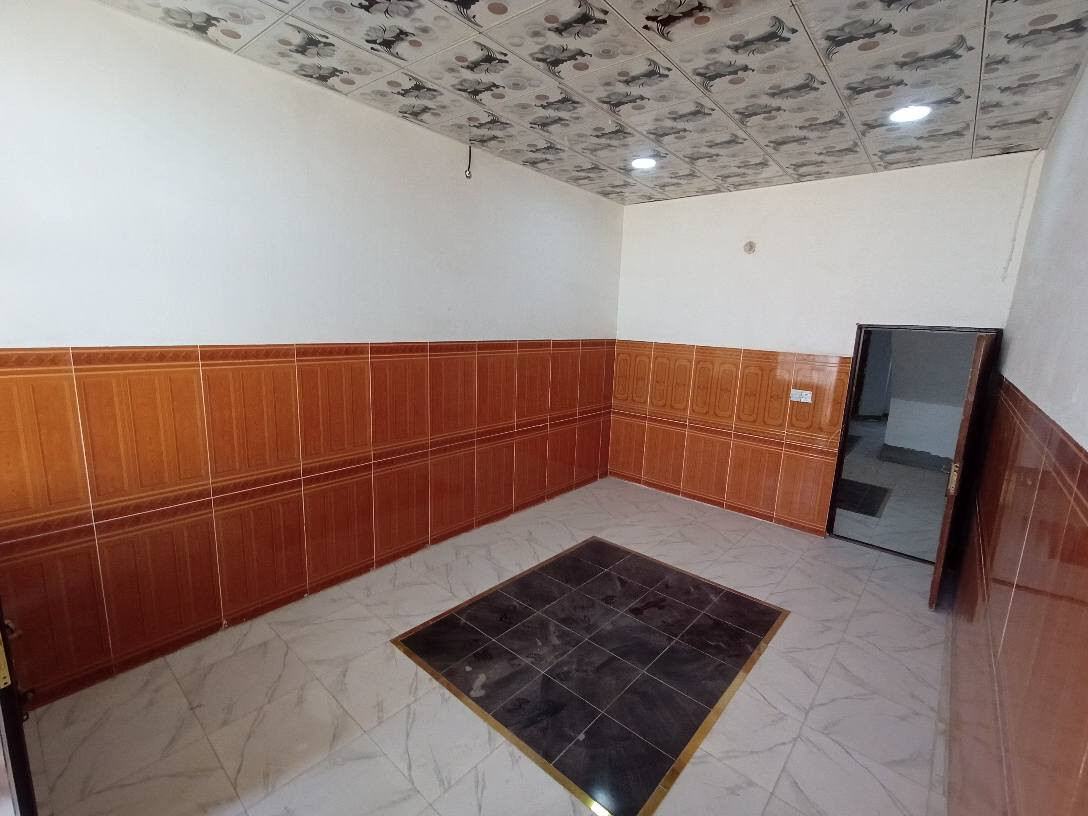 السلام عليكم 
بيت للبيع المساحه 150 م طابق واحد فقط متكون من هول ومطبخ وغرفة نوم كبيره 
للاستفسار الاتصال على الرقم التالي 
‏‪0 771 890 2506‬‏ مكلف بالنشر 
مكان البيت  ابو غريب بالحصوة قريب من شارع 30 بغداد, العراق
