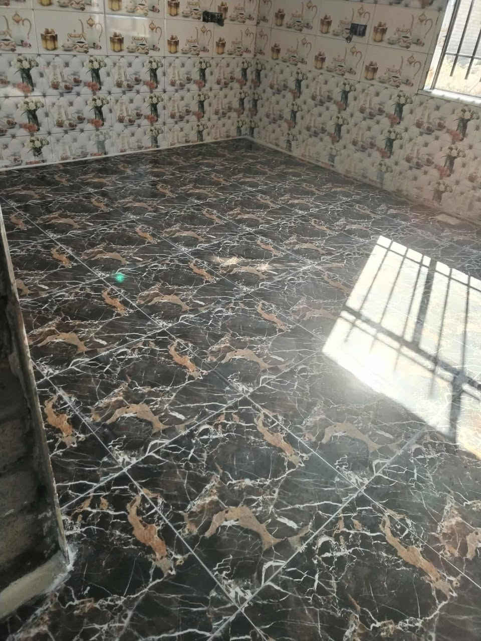كادر سيراميك متفرّغ  شغل درجة أولى  المتر ب 3500 ارضي وجدار  ***********
