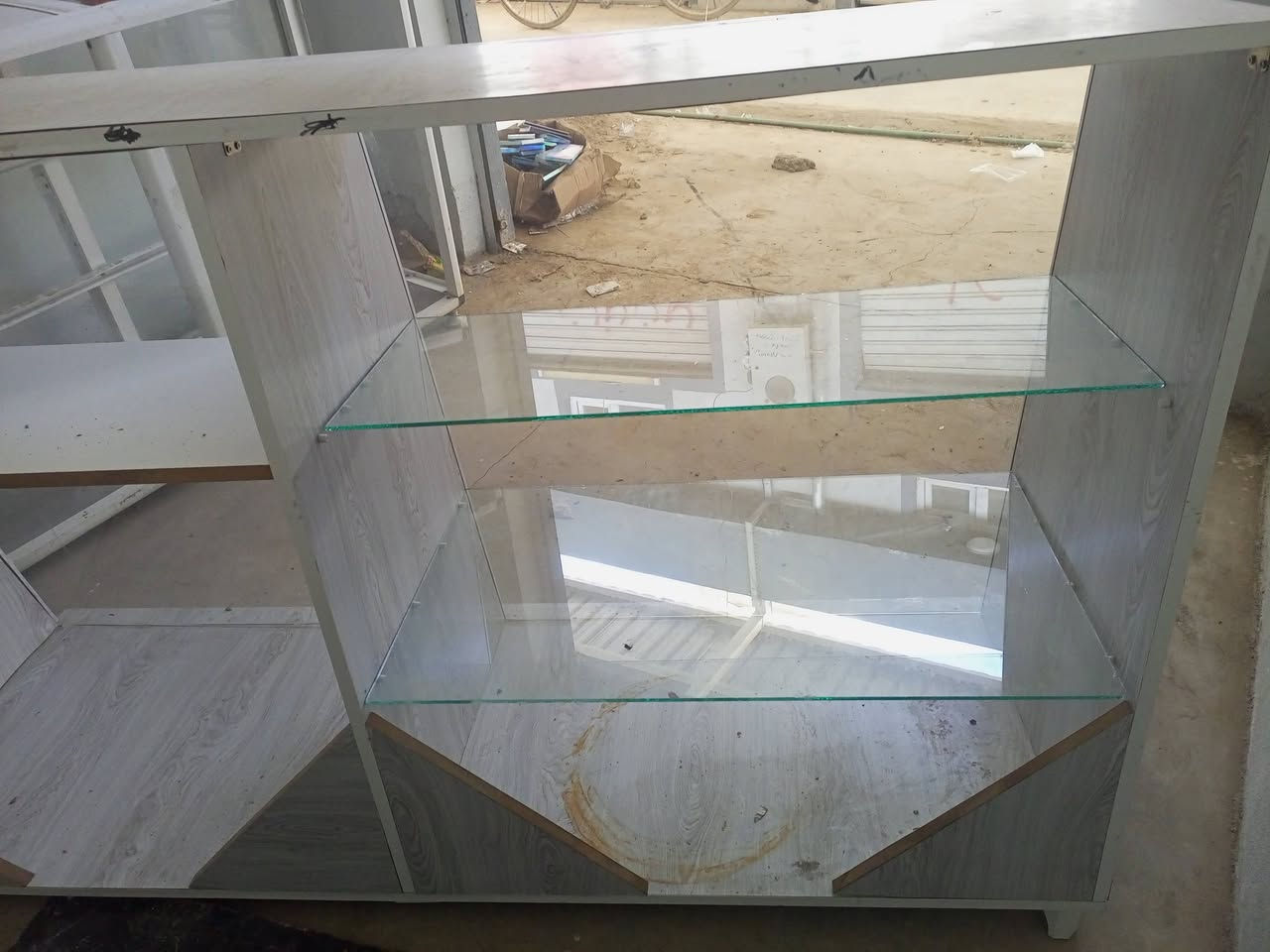 السلام عليكم
ميز لكلشي يرهم مرتب ونضيف حيل
رفوف جام سعر 70 وبي مجال 
رقم ***********
وتحياتي للجميع
