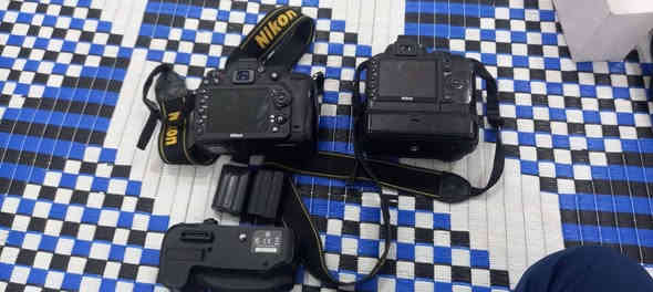 السلام عليكم
قبل فتره نشرت بس السعر مو زين و هواي أسئلة 
هاي كلشي وياه الكامرات اريد ابيعه ما اريد ابقي شي يعني ما ابيع بس العدسات لا اريد كلشي ابيعه 

ل7100 شغاله ما عندي شاحنه 
ل3100 بيها فصله بس هم شغاله 
وهاي صور  بغداد 
تواصل فقط واتساب لا تكسر بسعرها لانه اريد ابيعها واخذ موبايل ومستعجل عليها 
***********
