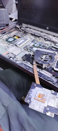 ⚠️ لابتوبك يحمه؟ صوته عالي؟ يطفي فجأة؟ ⚠️ لا تهمله… الحرارة هي العدو ا...