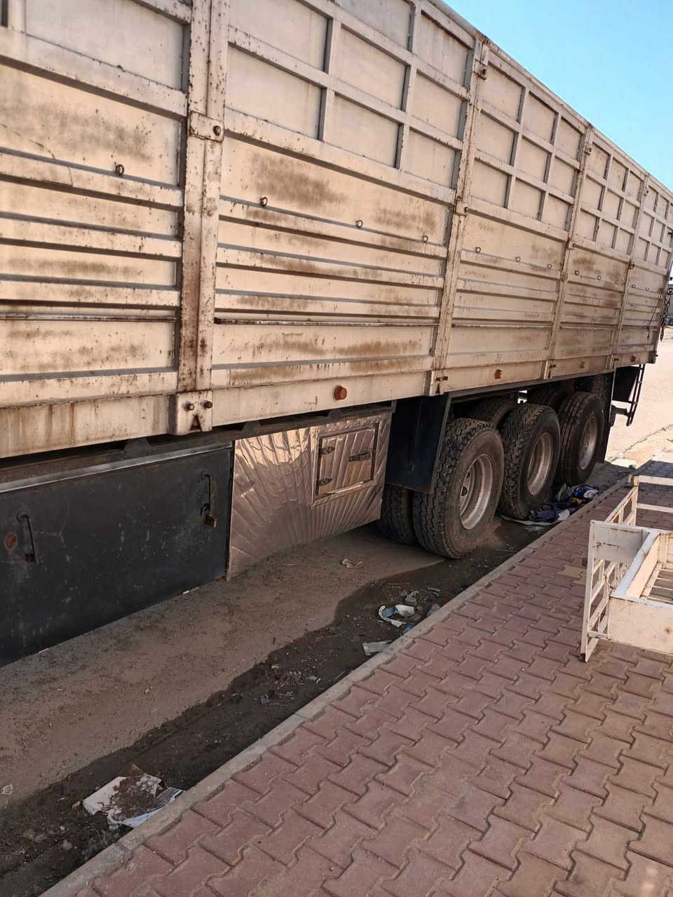 السلام عليكم
للبيع عربانة شاصي تركي 
الطول 12.5 
ثلاث دناكير 
دناكير 14 
تخم تاير 
عربانة حلوة ومكفولة وجاهزة للعمل 
العنوان .كربلاء المقدسة 
للاستفسار. ***********
