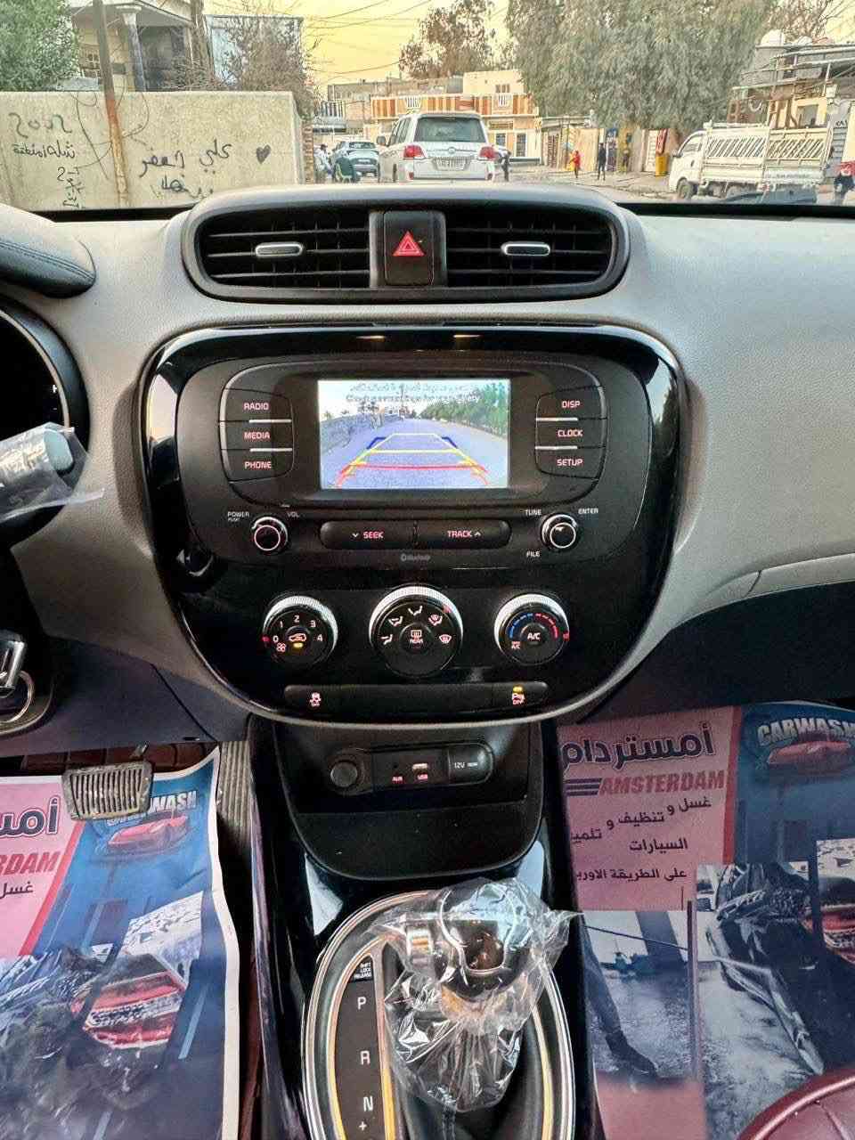 كيا صول بأسمي موديل 2017

التابعة لشركة ( كيا الدولية ) 

محرك 1600 DOCH

خليجي مكفولة بيها بارد صغير

ماشية 65 الف كيلو حقيقي

بلص لونين جوزي وابيض مُميز

رقم بغداد الجديد الانكليزي

ويل كب جبير + 4 دسك

3 وضعيات قيادة (mode drive)

soprt , eco , normal

مثبت سرعة + مانع انزلاق

حساس خلفي + كاميرا خلفية + بلوتوث

اشاير بالمري + مري شفط اثناء فتح وغلق جهاز التحكم

السيارة جديدة بمعنى الكلمة وجاهزة من كل النواحي

السعر 14300$ بيها مجال جداً بسيط 

رقم الهاتف : ***********
مكان السيارة(  بغداد )
