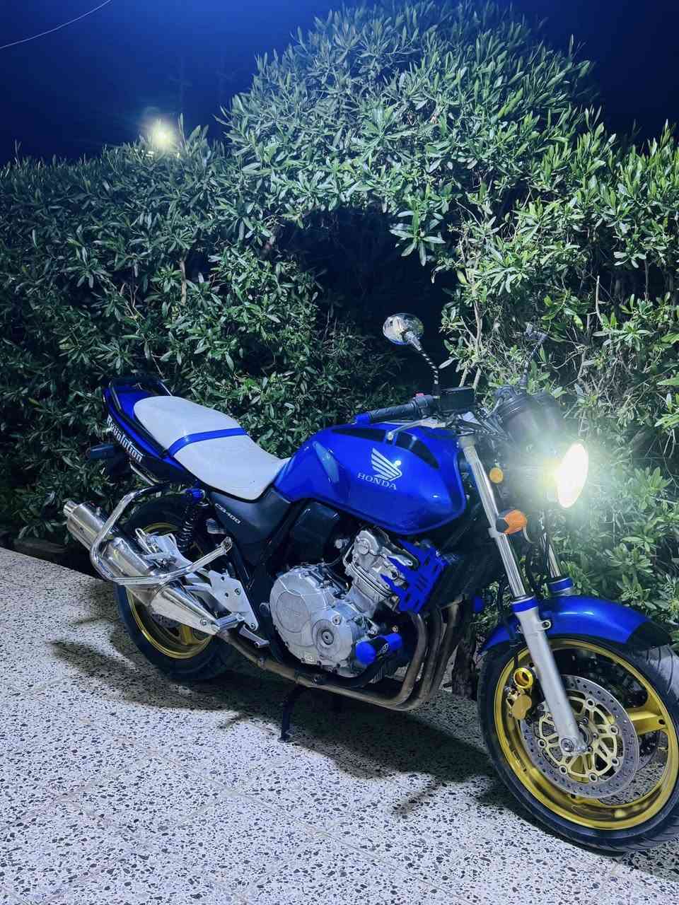 للبيع
دراجه cb400 نوزل موديل 2009 نزله 
من معرض تميم التميمي دراجه مكفوله 
كفاله عامه برغي 🔩مامتفتوح بيها دراجه 
متصرف عليه لو الف شرط اذا مو 180 ترجع
مكان الرمادي


**إذا كنت صاحب هذا الإعلان وتريد حذفه لأي سبب، رجاءا أرسل رسالة إلى الدعم الفني**