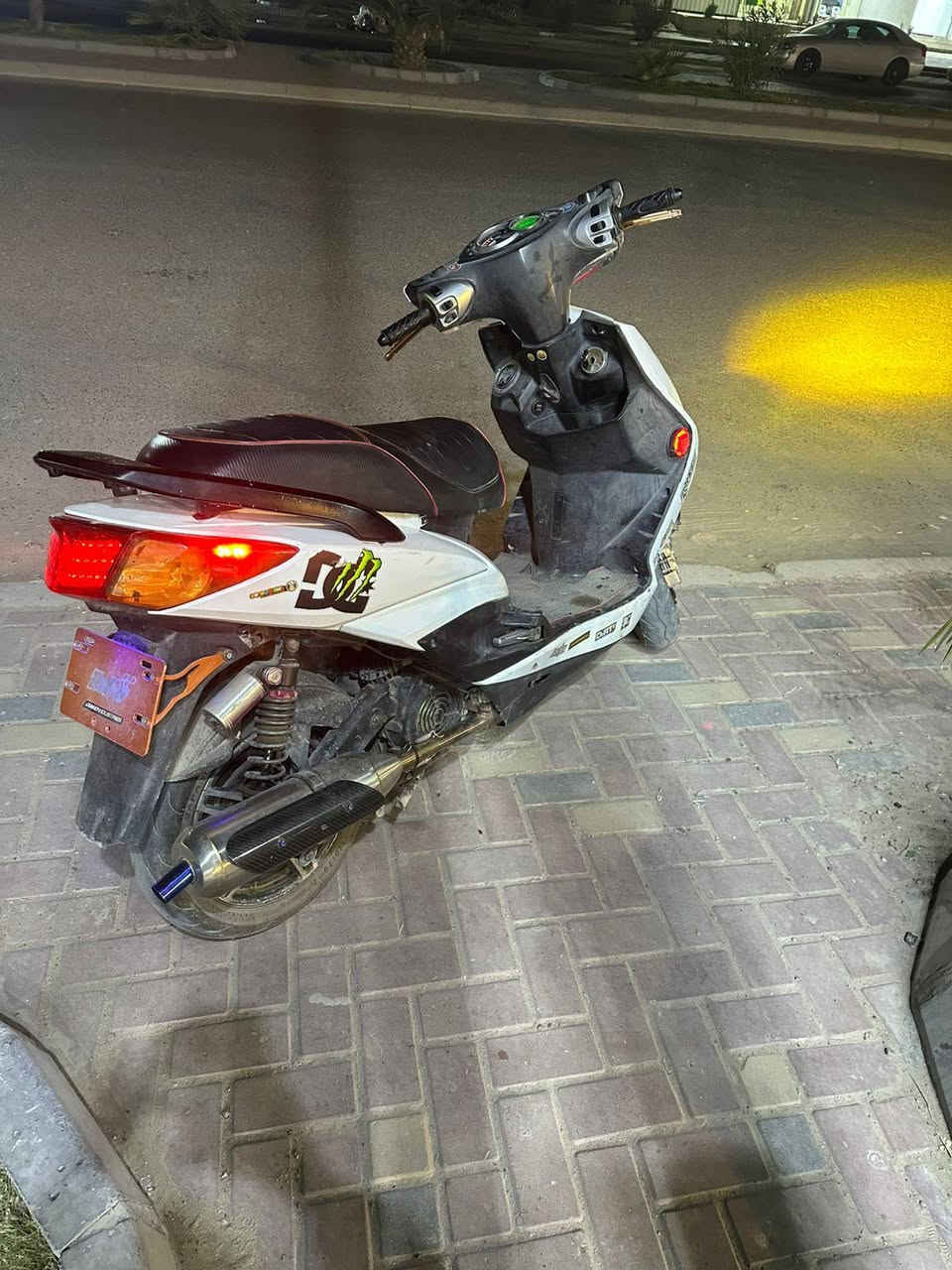 سلام عليكم دراجه سكنس فحل نوزل خطين طلاعات الدراجه مزوده من الخارج مكينه ٥٩ اصلي  مزوده من التاير للتاير ومابيه كل نقص الدراجه كله امزويل وبانزين محسن 
دشبول ٣ الوان وبيه قارئ فولتيه 
بيه ويل كب  نجمه ثقيل اصلي 
بيه صالنصه بوري عدل 
بيه بكلايت بيه لدات زرع 
المازده رياضي 
كشن ٤ ولف عالي
قاعده رقم
صدر DY  فج فريندو وصينه هم رياضي
كلجات رياضي اصليات 
اشاير لد
قبق بانزين moon
استاند صفح RPM
دبلات خلفيه رياضي  ام البطل 
وبيه بعد تزويد خير من الله الدراجه مناقصه اي شي المكان بياع الرقم *********** السعر خاص
