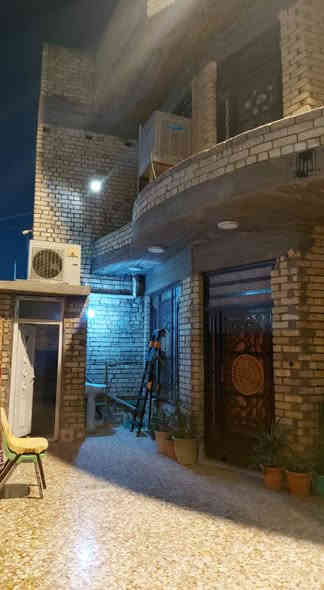 سلام عليكم بيت البيع مساحه 200 واجهيه 10 ونزال 20  طابو زراعي سند 25 قرار محكمه بسم المشتري طابقه الول يحتوي عله استقبال ومطبخ وصاله وصحيات داخليه وخارجيه  منور وغرفتين طابق الثاني يحتوي اربع 4 غرف وصاله وصحيات
بغداد الزعفراني الزهور *********** ابو محمد
