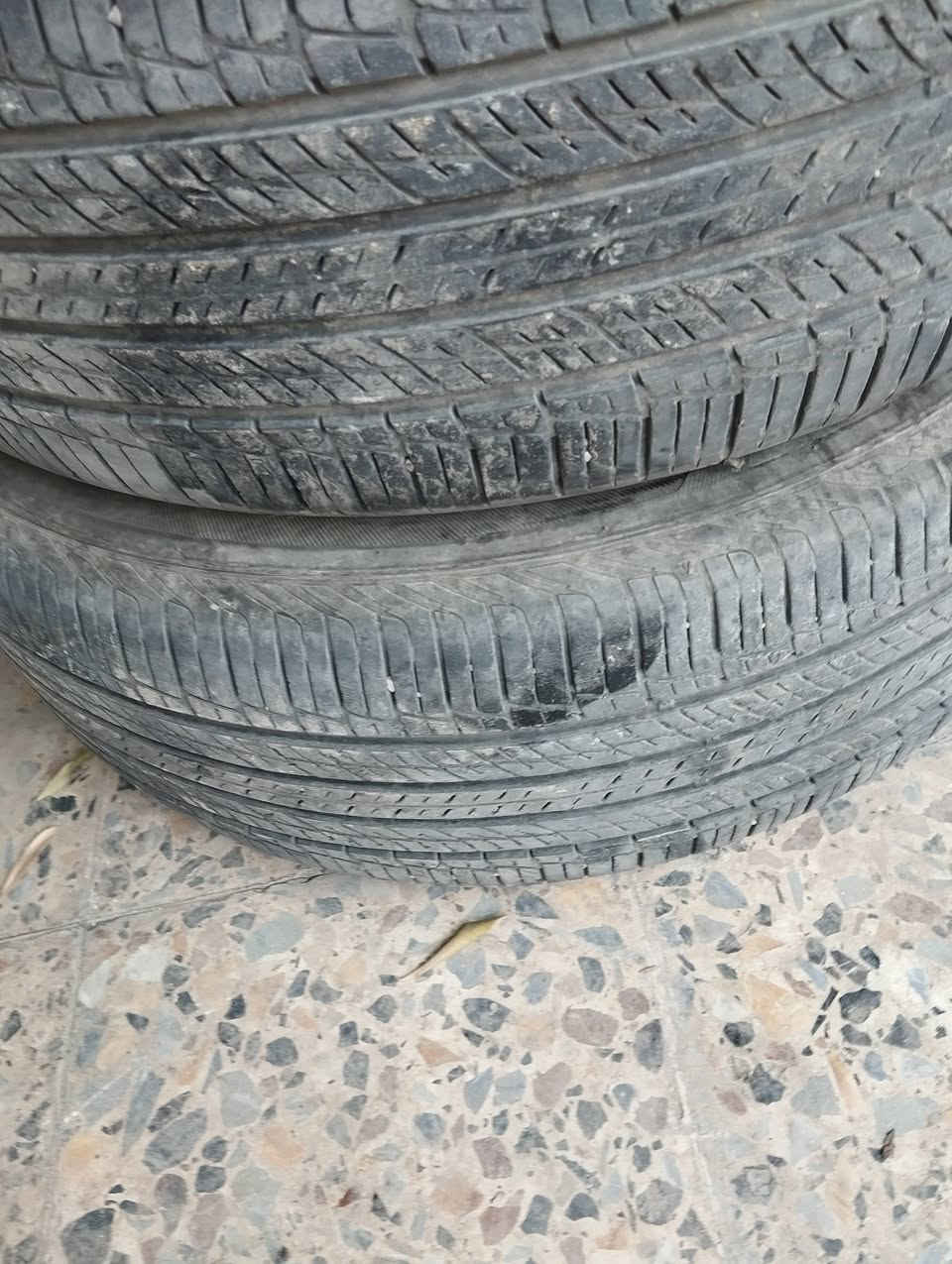 زوج تايرات نظيفات جداً حجم235/60/18Rهانكوك صنع امريكي السعر ب75الف بغداد ***********
