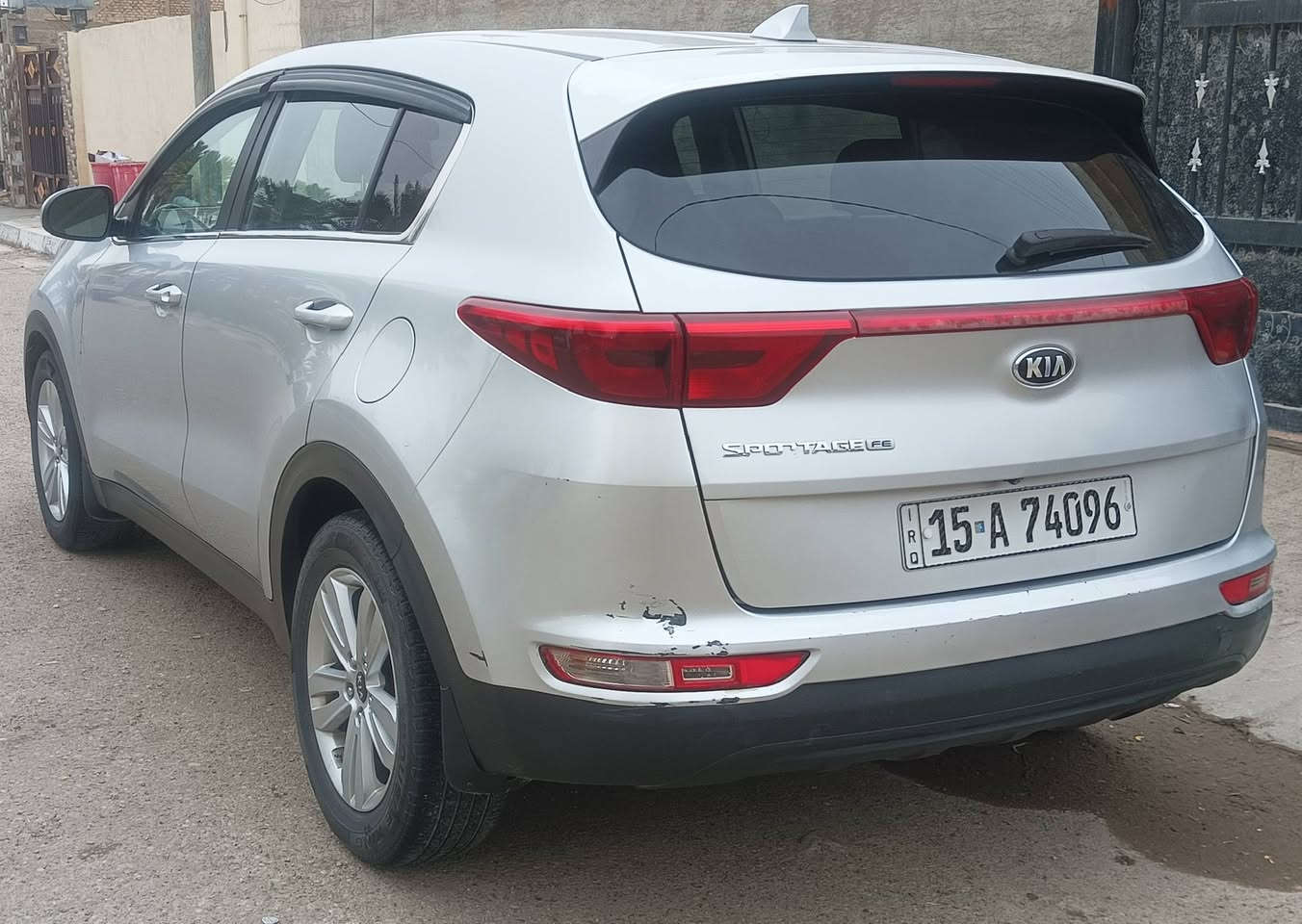 للبيع كيا سبورتج لون سلفر  2018 أمريكي حادث بنيد مصلح وبه صبغ مكينة 2400 مكفوله على وضع شركه كهربائيات وميكانيك كله على وضع شركة مواصفات نص فول تحكمات جهتين وشاشة ودرايف مود  السيارة جاهزه للاخير برغي ماعوزه ماشية 100 الف ميل قابل للزيادة الف جديدة بمعنى الكلمه السعر 140 وبيه مجال بسيط العنوان الانبار الخالدية  ***********.
